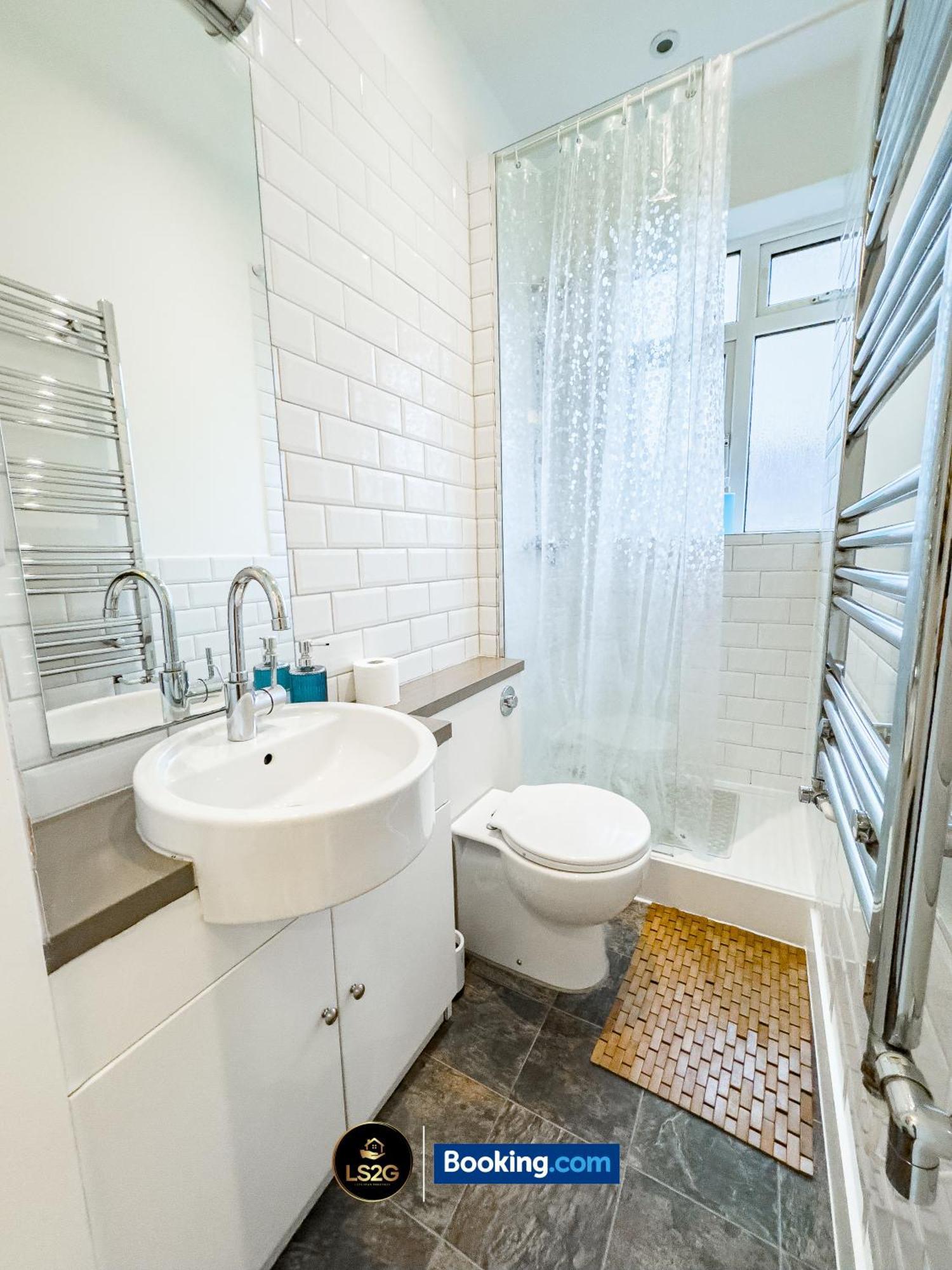 Apartment Amazing 3 Bedroom By Ls2g Short Lets & Serviced Greater With Free Wifi London