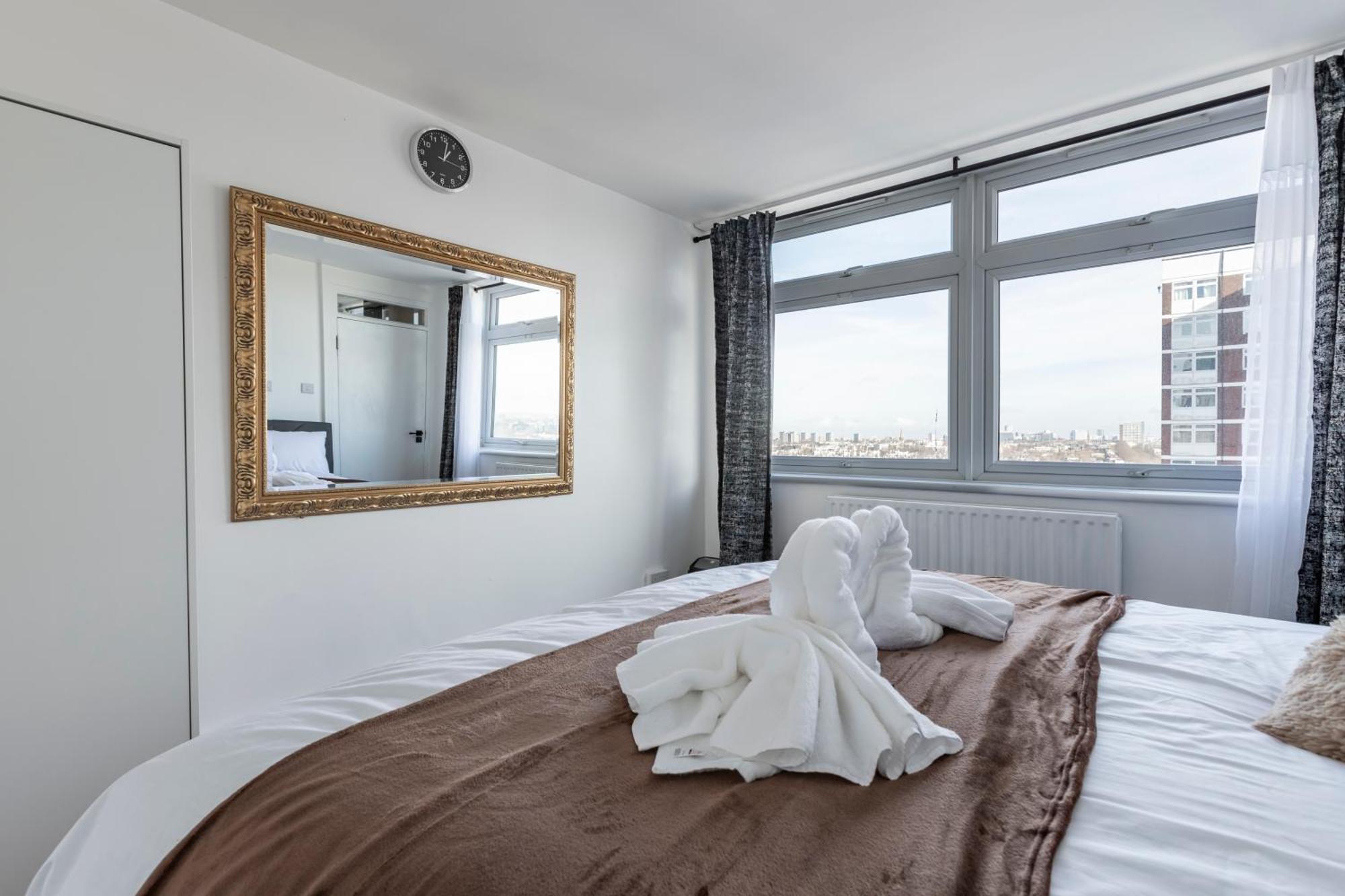 Apartment Shepherds Haven Luxury 4 Bed Flat With Self Check In London