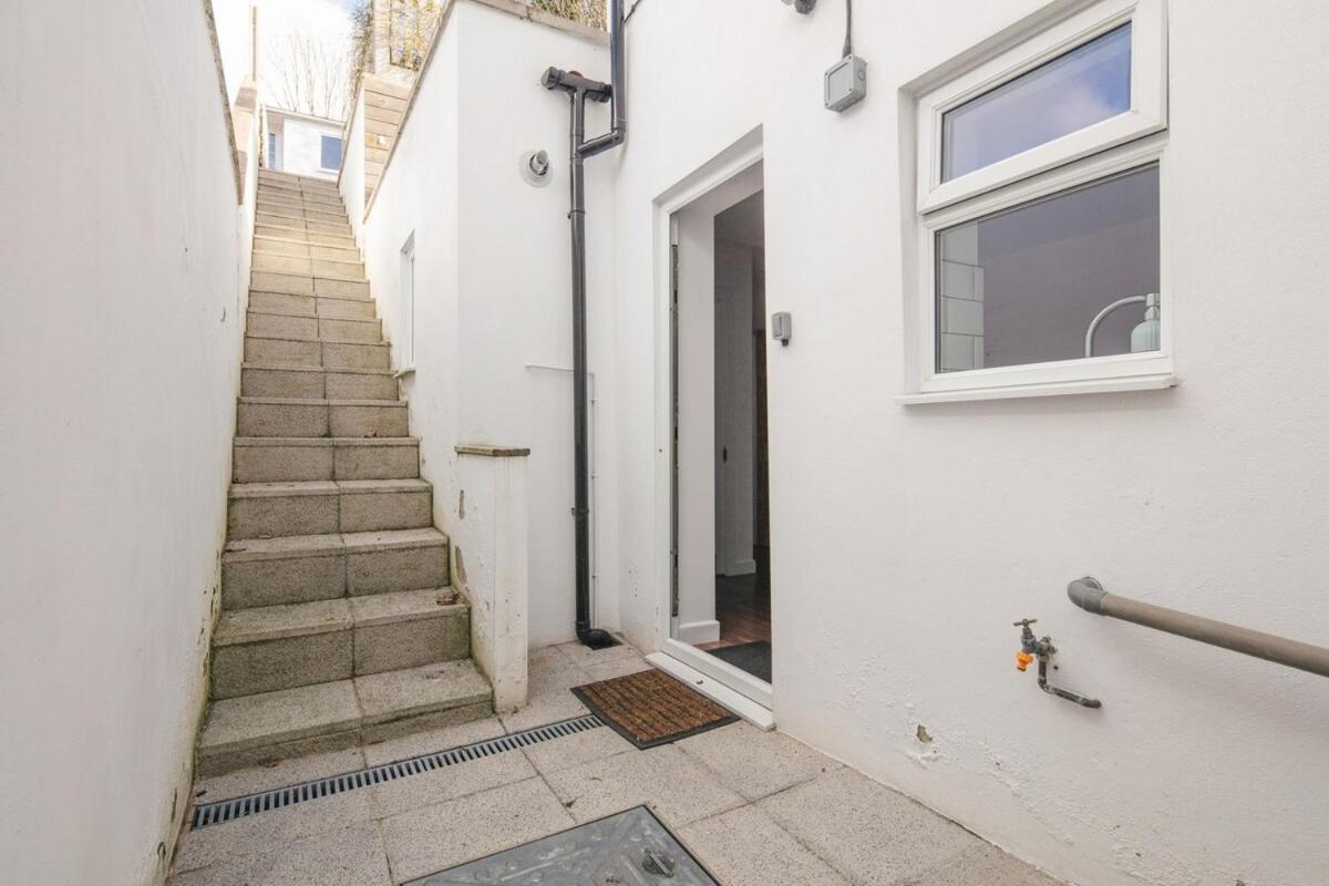 Spacious 3 Bedroom With Ps5 And Pool Table Near O2 Arena Canary Wharf And Elizabeth Line To Apartment *