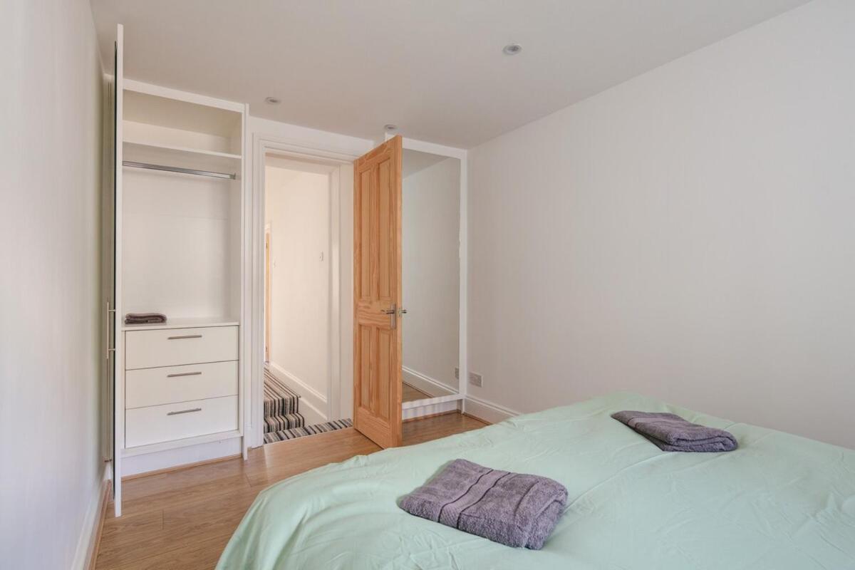 Spacious 3 Bedroom With Ps5 And Pool Table Near O2 Arena Canary Wharf And Elizabeth Line To * London