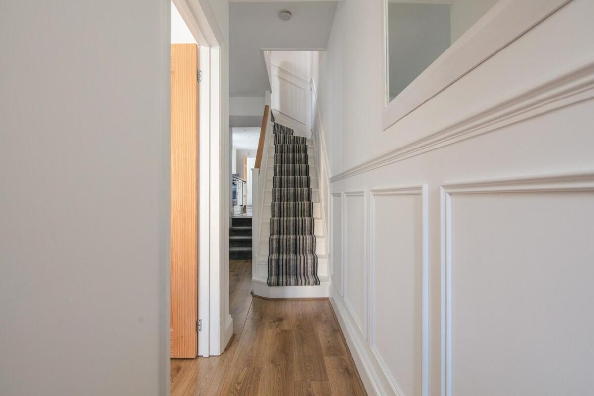 Spacious 3 Bedroom With Ps5 And Pool Table Near O2 Arena Canary Wharf And Elizabeth Line To * London