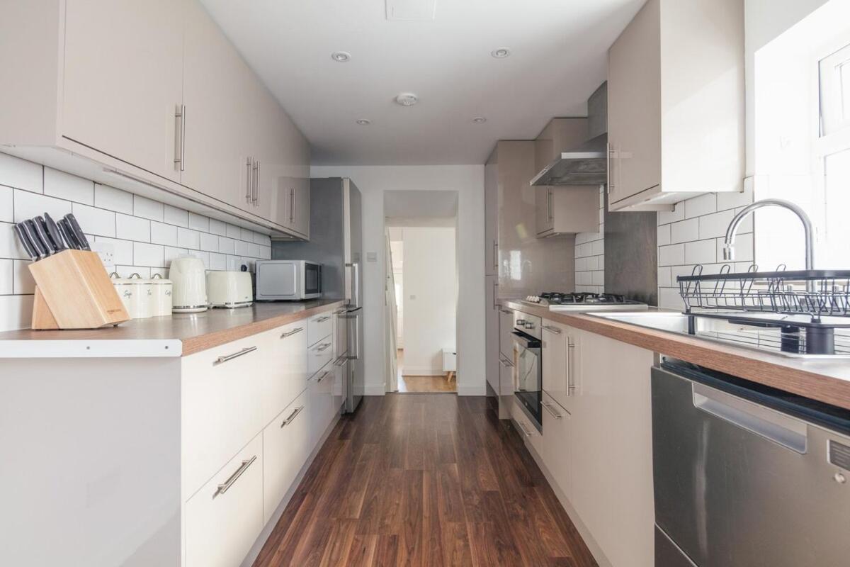Spacious 3 Bedroom With Ps5 And Pool Table Near O2 Arena Canary Wharf And Elizabeth Line To * London