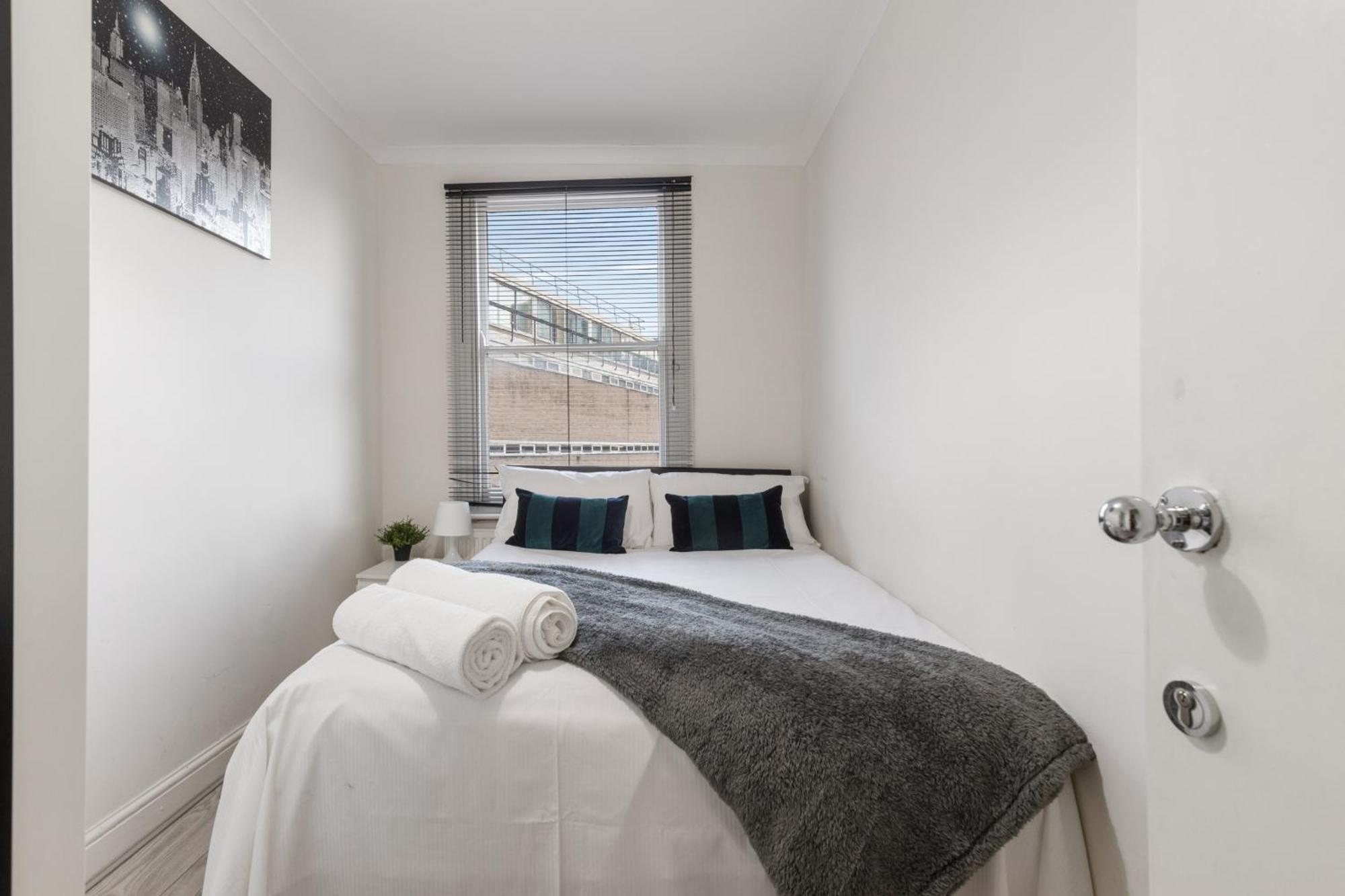 Escape - Spacious 4 Bedroom House London