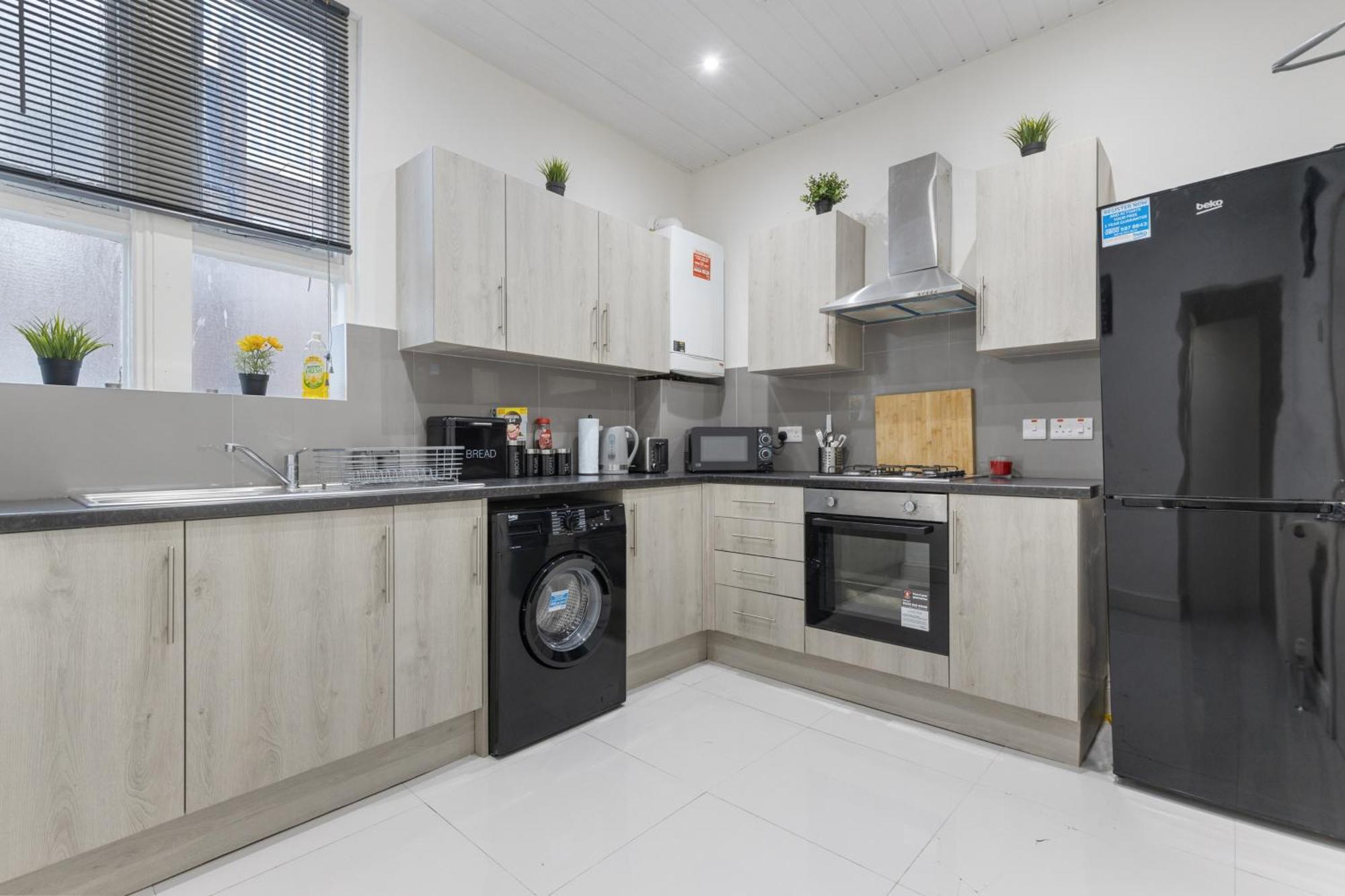 Escape - Spacious 4 Bedroom House Holiday home *