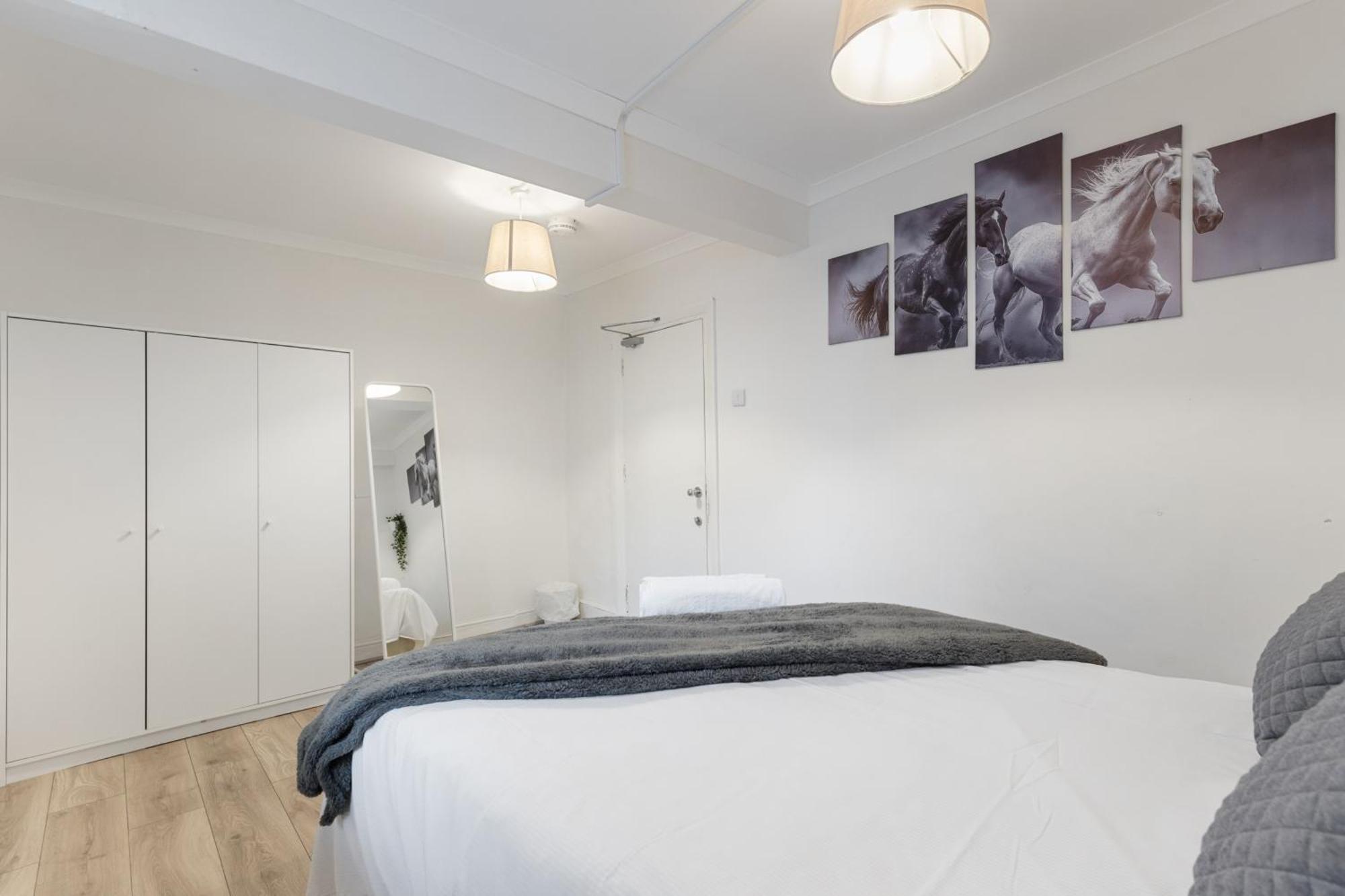Escape - Spacious 4 Bedroom House London