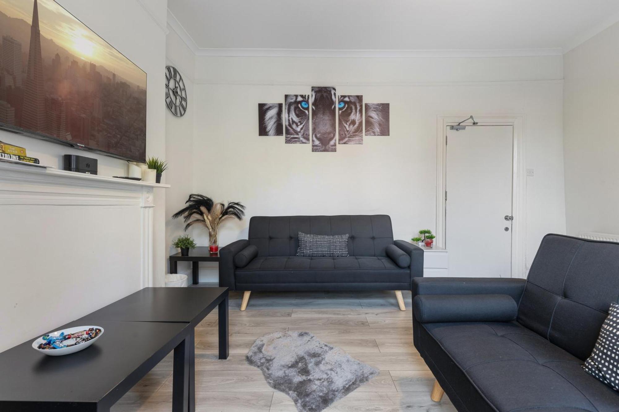Escape - Spacious 4 Bedroom House London