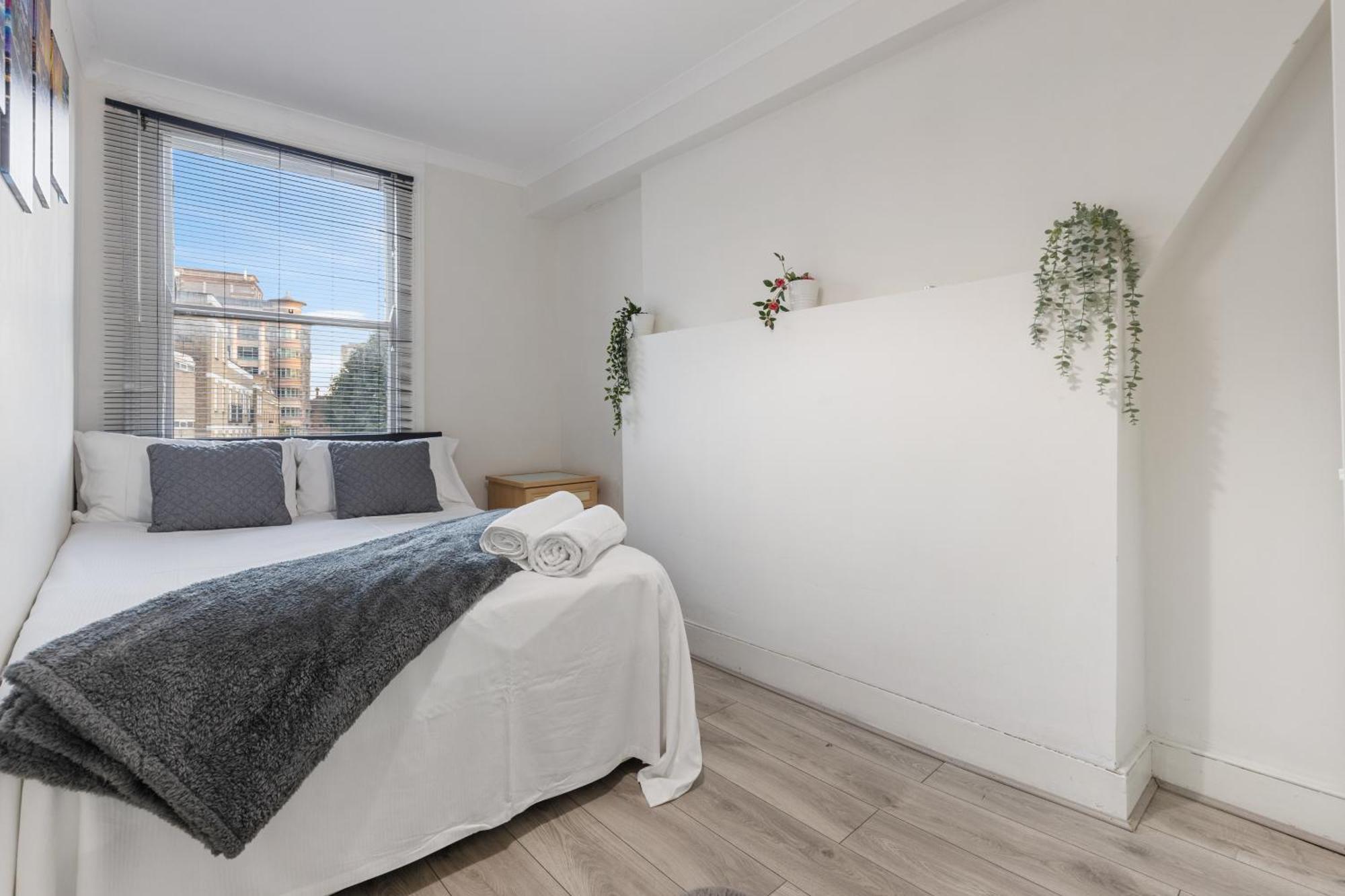 Escape - Spacious 4 Bedroom House London