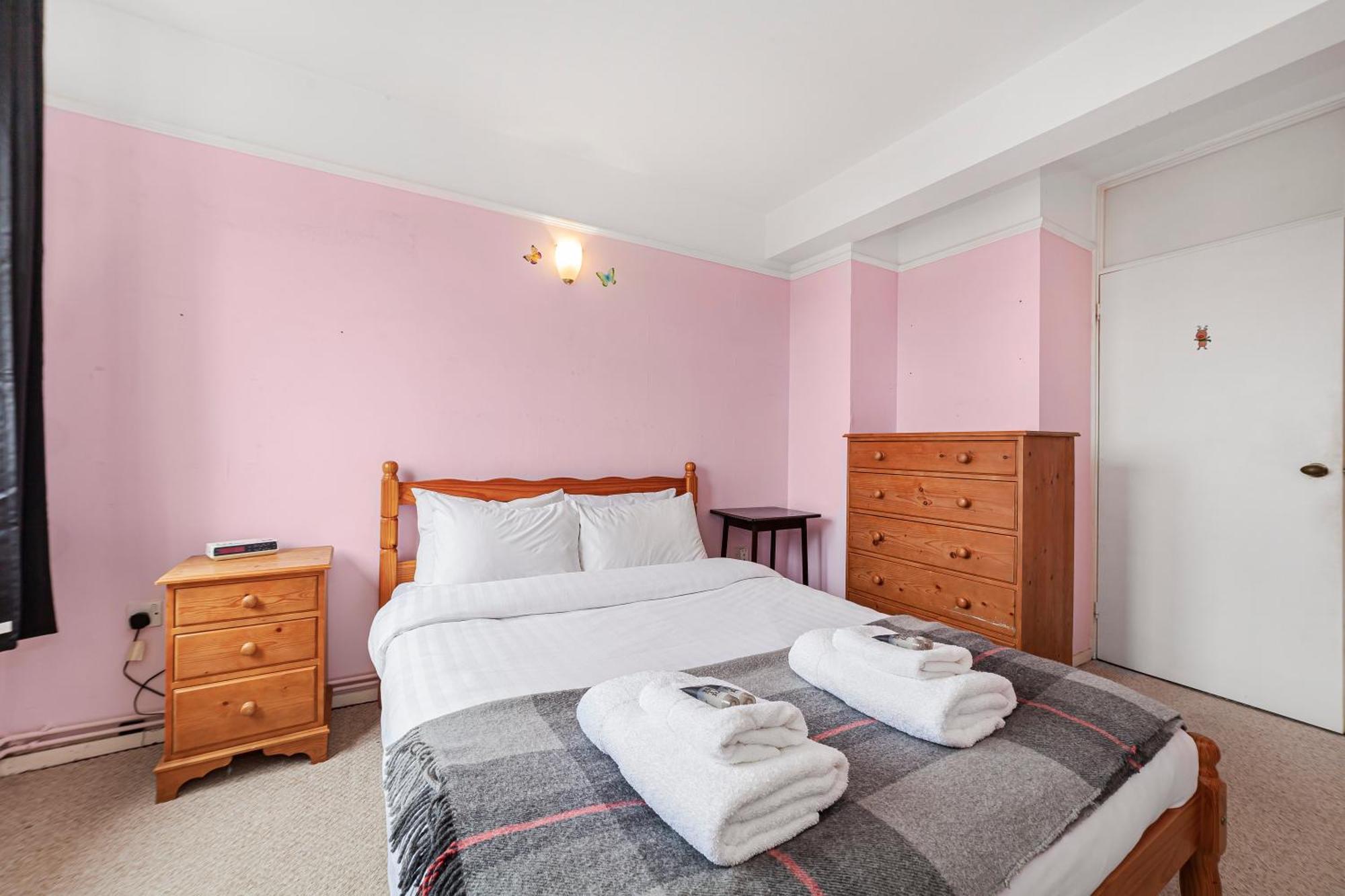 Elegant 1br Flat With Balcony & View, Walworth *