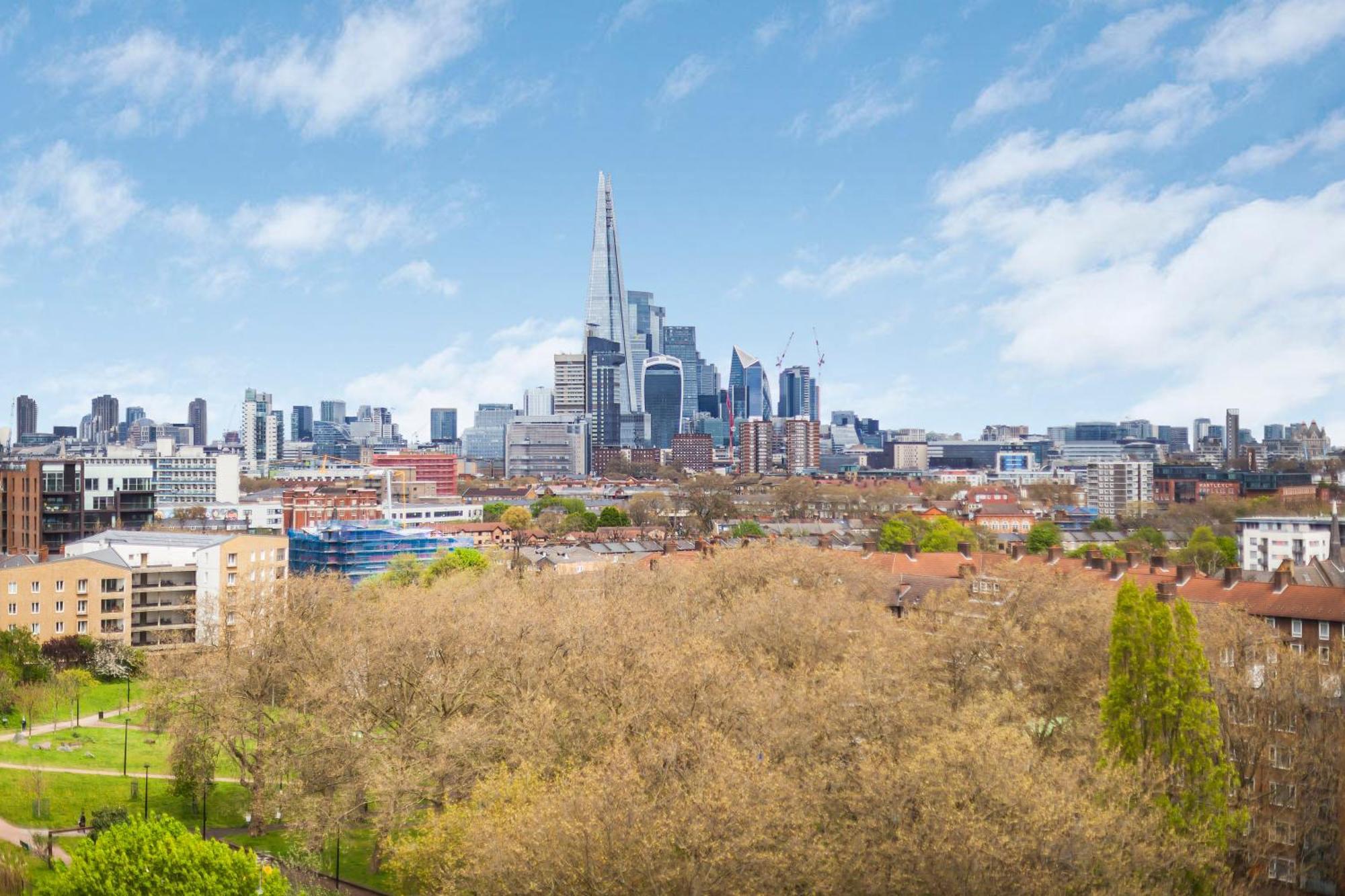 Elegant 1br Flat With Balcony & View, Walworth *