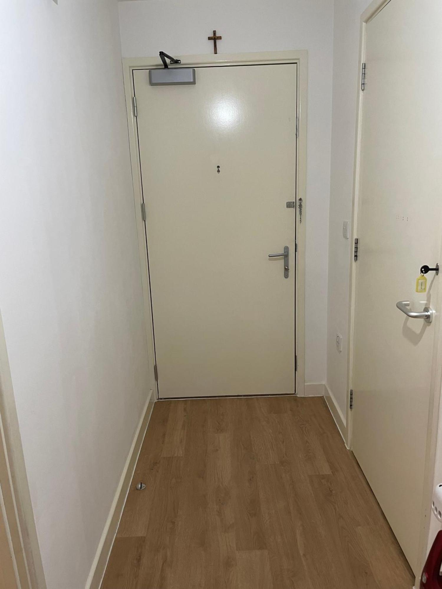 2br-sleeps4-parking-balcony-nearcitycentre Apartment