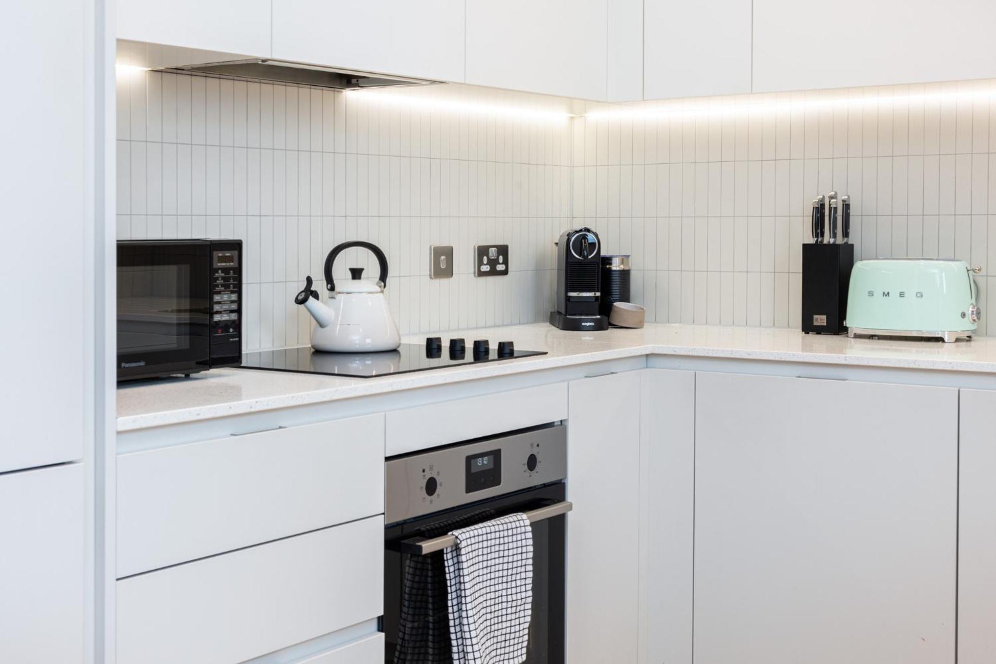 Apartment Gorgeous 1br With Balcony, 2min Tottenham Hale Tube London