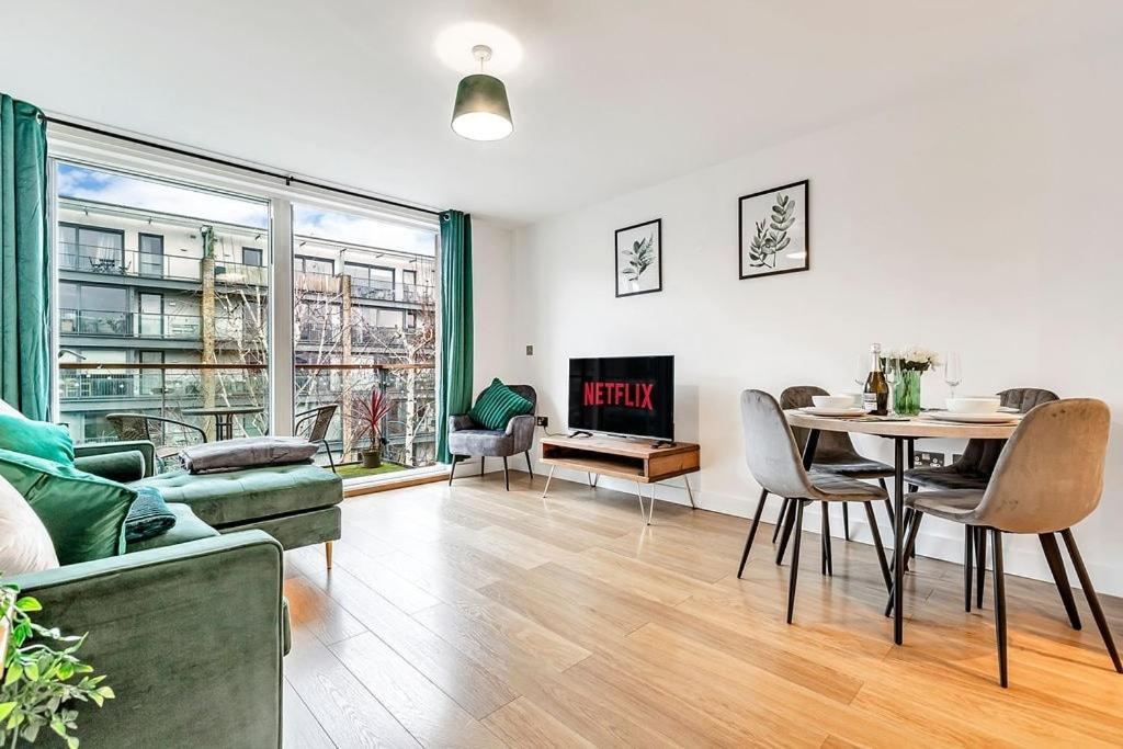 Stylish With Free Parking And Canal Views Apartment