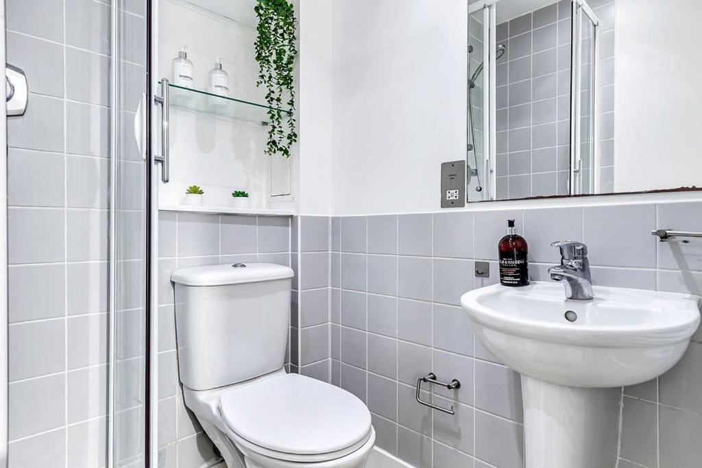 Stylish With Free Parking And Canal Views Apartment