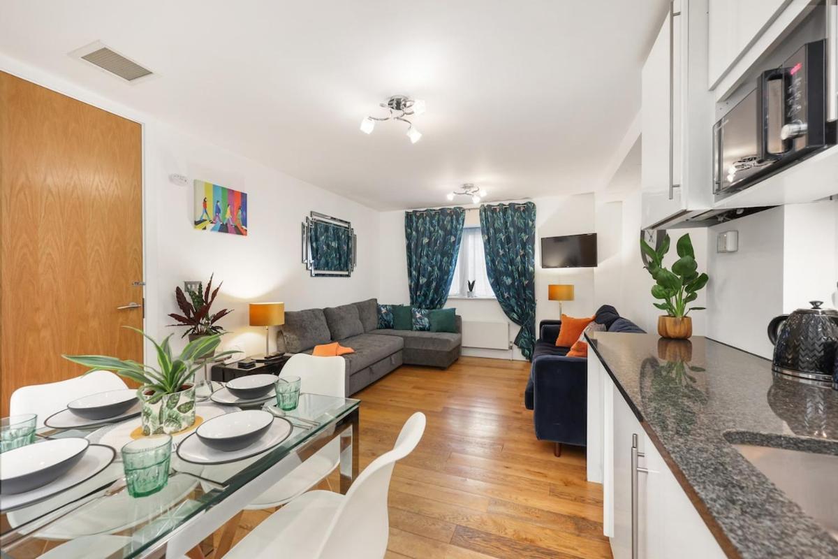 West End - Sleeps 5 - Amazing Location * Londen