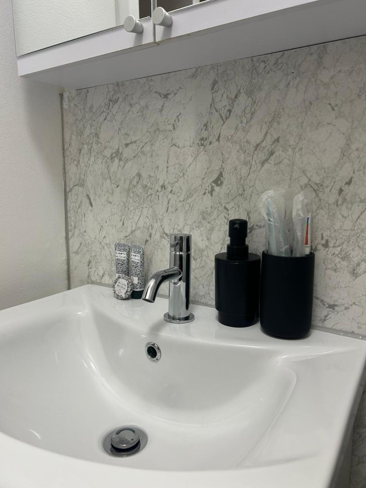 Sophisticated Paddington 2 Bedroom Prime Location *