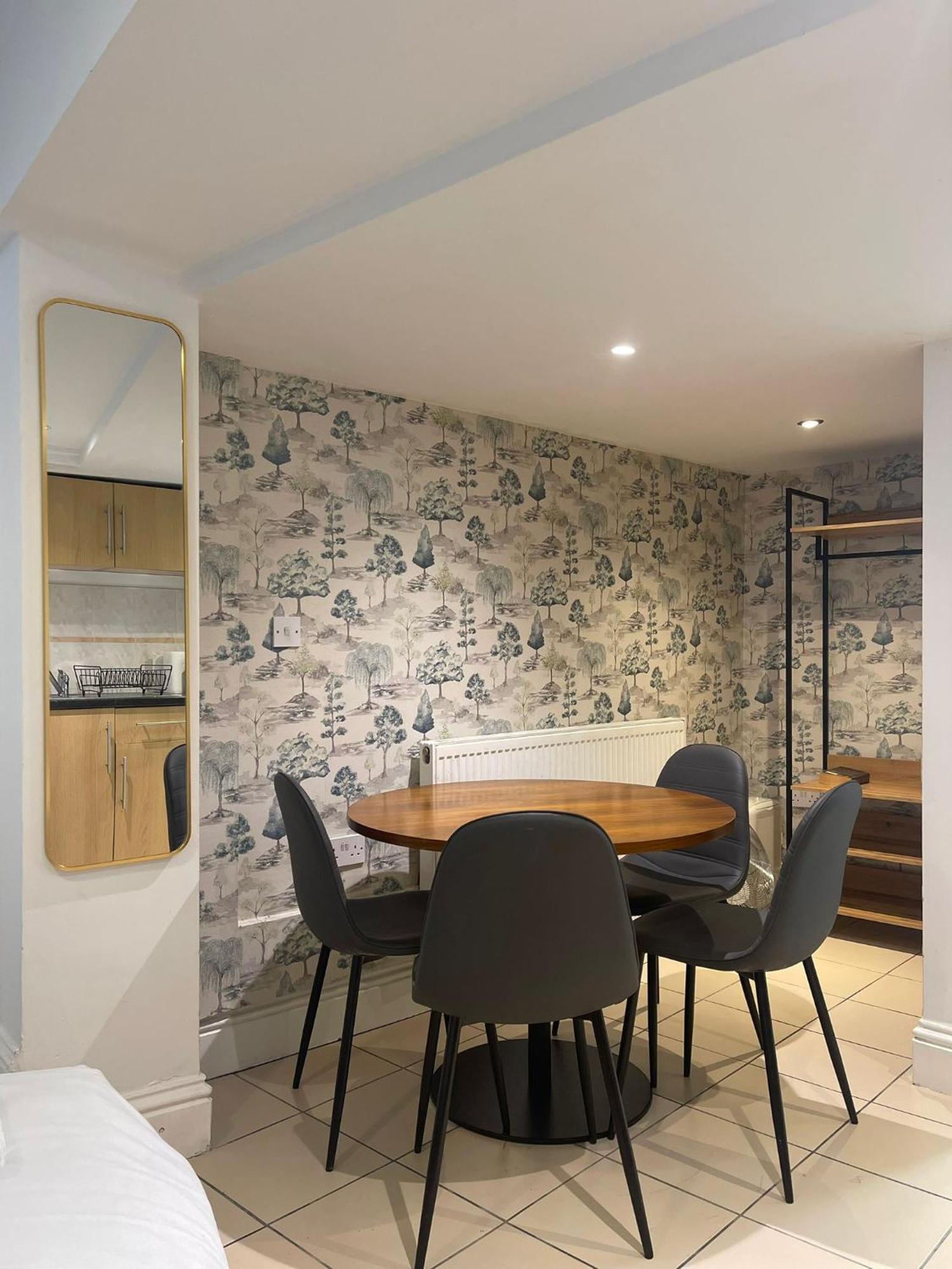 Quintuple Close To King's Cross Apartment *