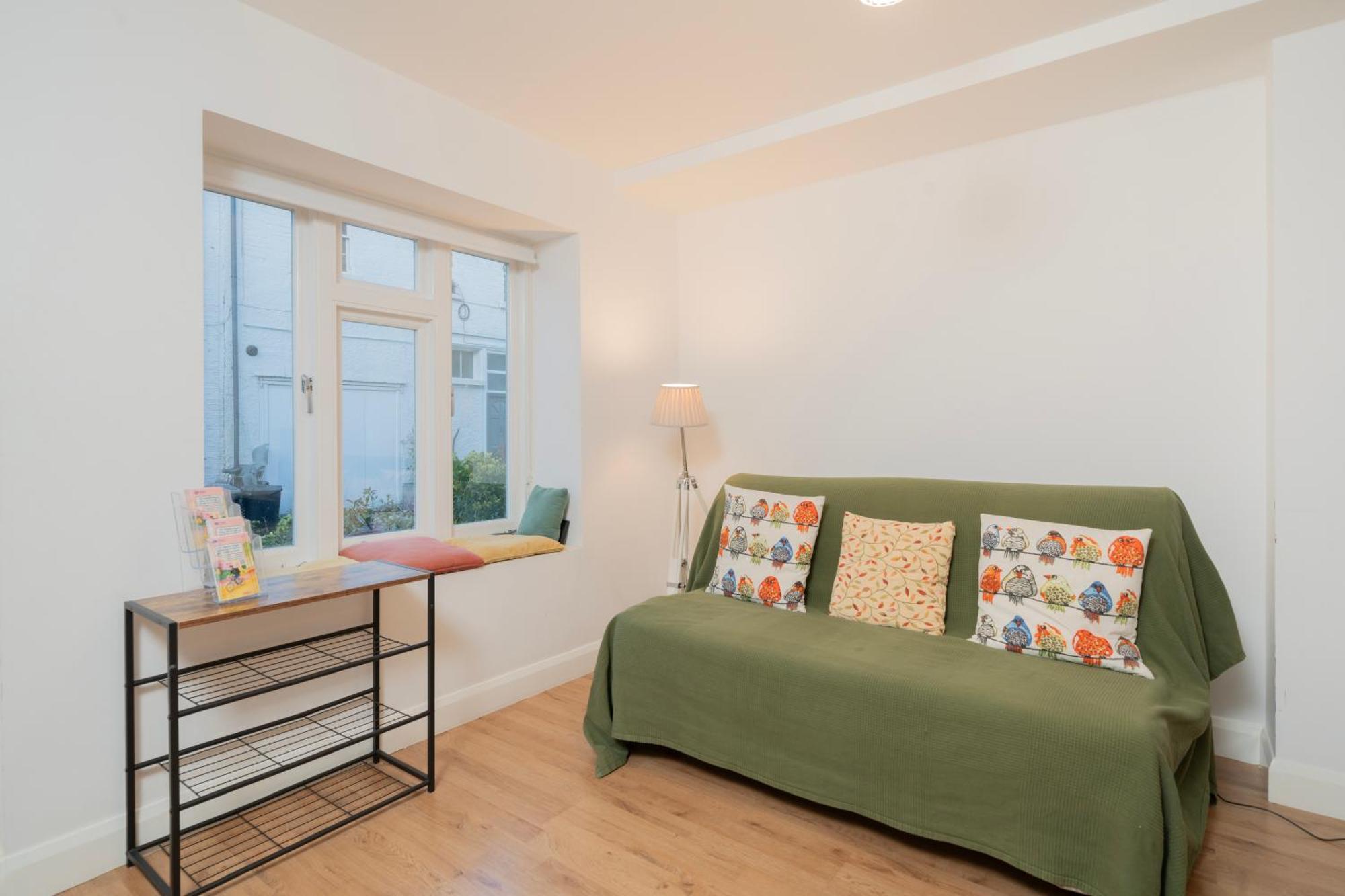 Modern One Bedroom Flat In Apartment *