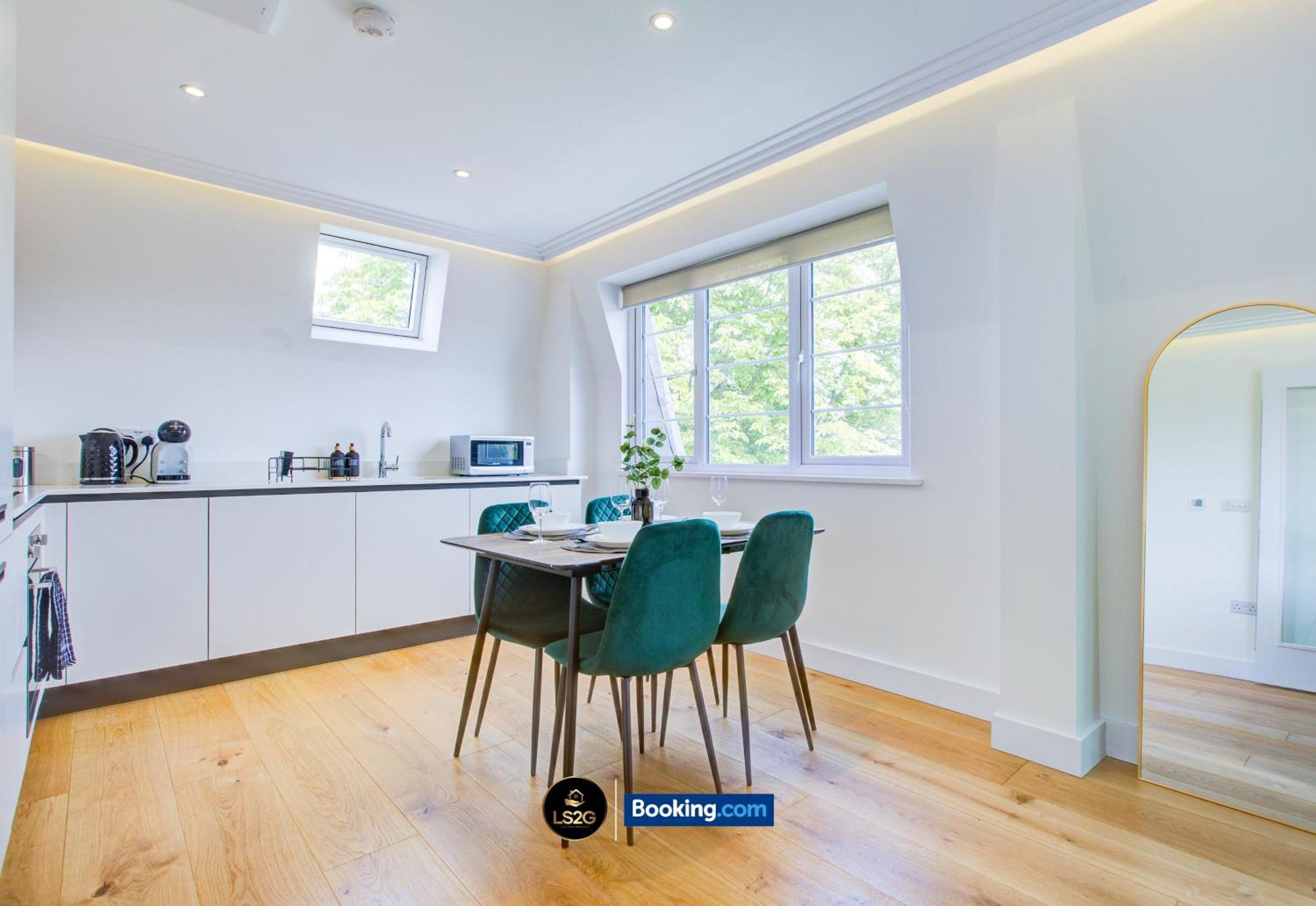 Stylish 2 Bedroom Flat By Ls2g Short Lets & Serviced Greater With Balcony And Easy Access Londen