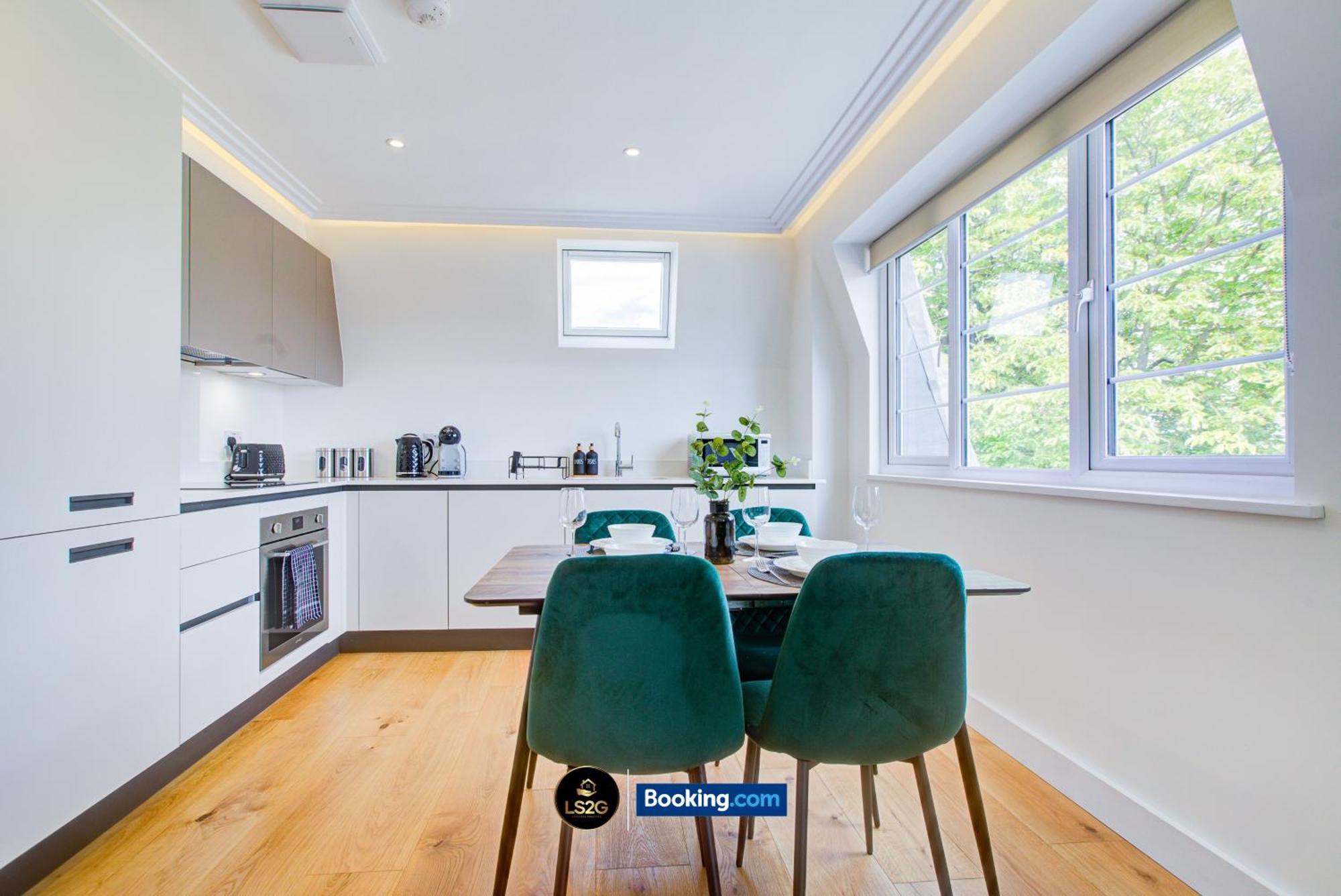Stylish 2 Bedroom Flat By Ls2g Short Lets & Serviced Greater With Balcony And Easy Access Appartement Londen