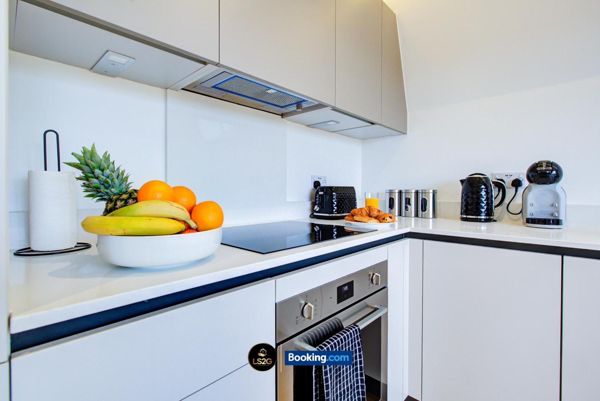 Stylish 2 Bedroom Flat By Ls2g Short Lets & Serviced Greater With Balcony And Easy Access Londen
