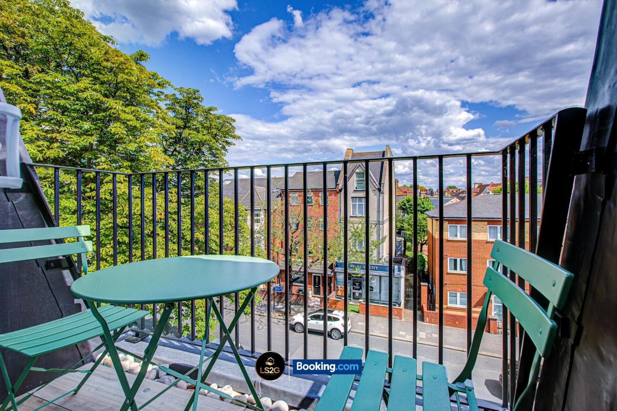 Stylish 2 Bedroom Flat By Ls2g Short Lets & Serviced Greater With Balcony And Easy Access * Londen