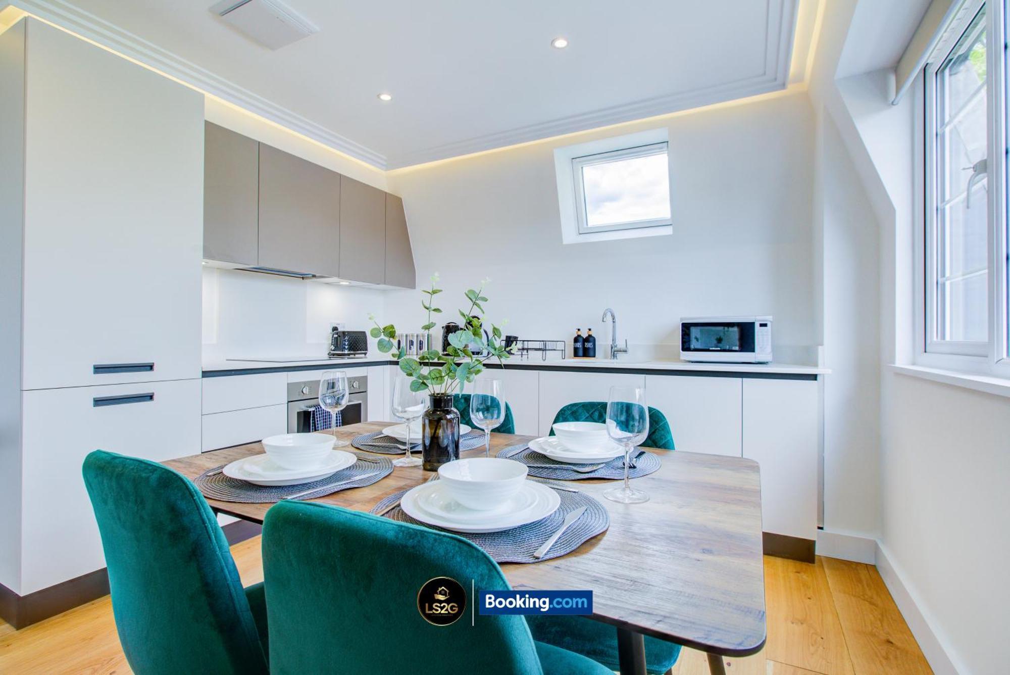 Stylish 2 Bedroom Flat By Ls2g Short Lets & Serviced Greater With Balcony And Easy Access Appartement Londen