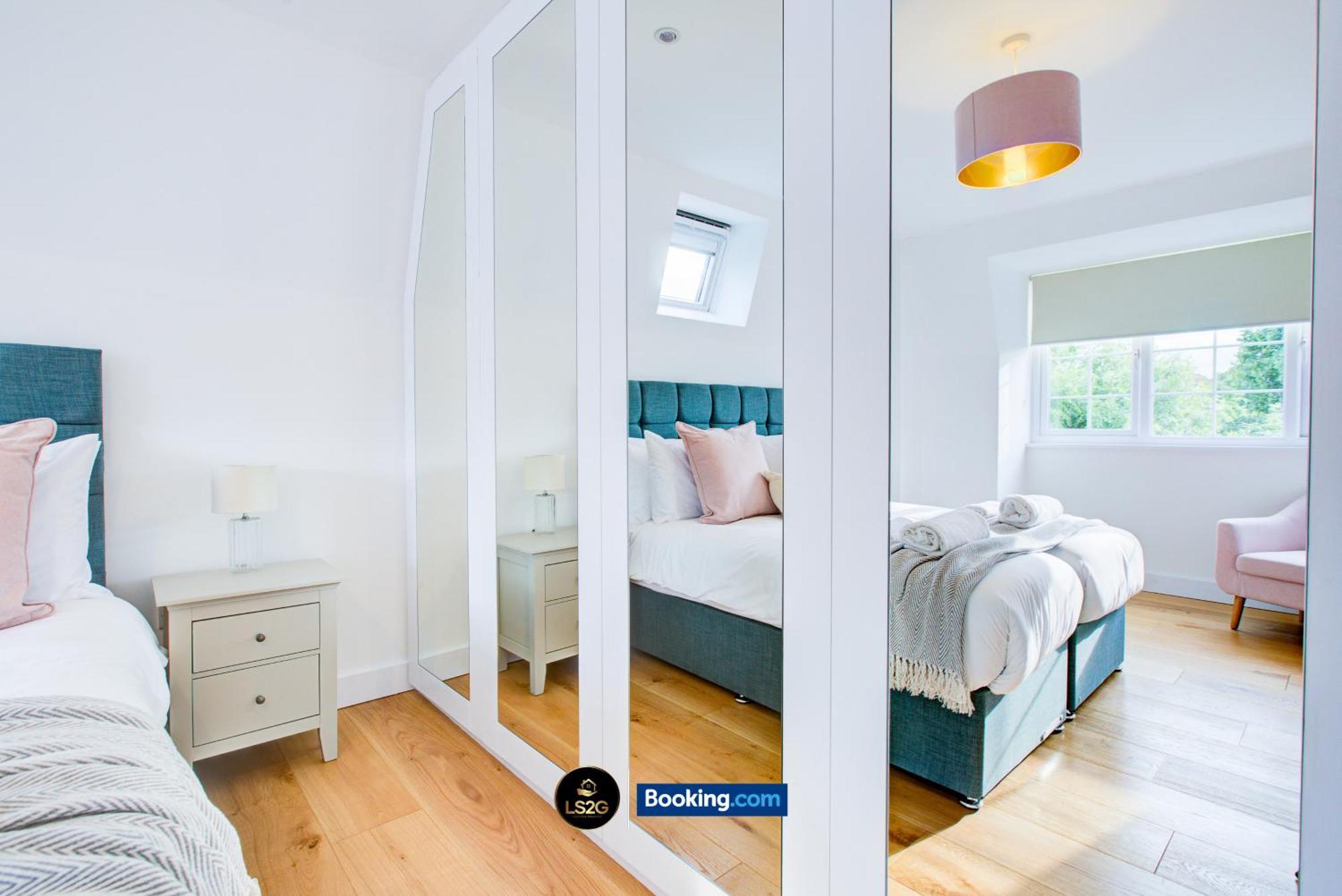 Stylish 2 Bedroom Flat By Ls2g Short Lets & Serviced Greater With Balcony And Easy Access Londen