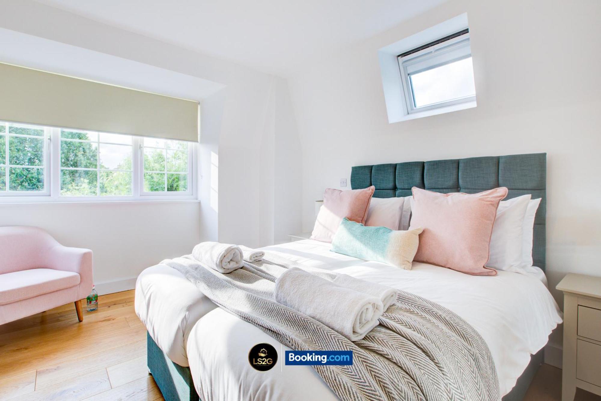 Stylish 2 Bedroom Flat By Ls2g Short Lets & Serviced Greater With Balcony And Easy Access * Londen