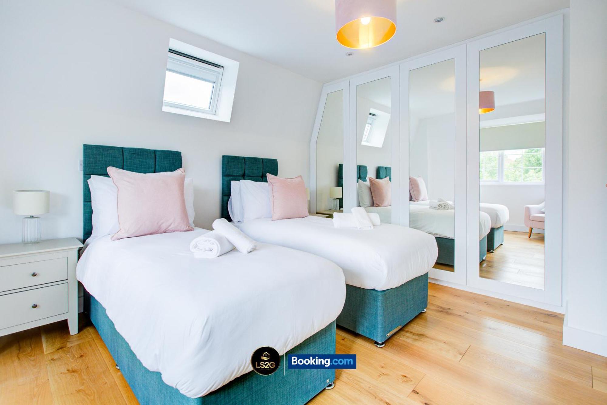Stylish 2 Bedroom Flat By Ls2g Short Lets & Serviced Greater With Balcony And Easy Access Appartement