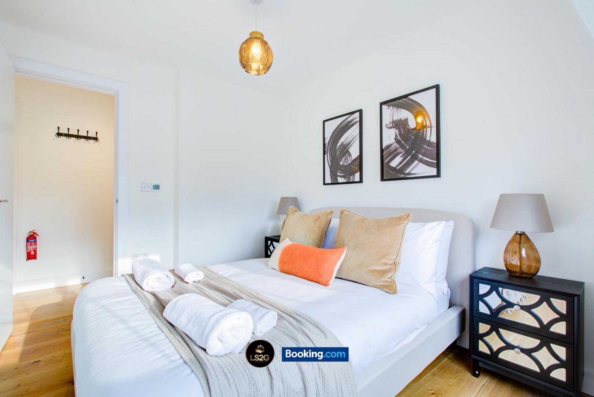 Stylish 2 Bedroom Flat By Ls2g Short Lets & Serviced Greater With Balcony And Easy Access Londen
