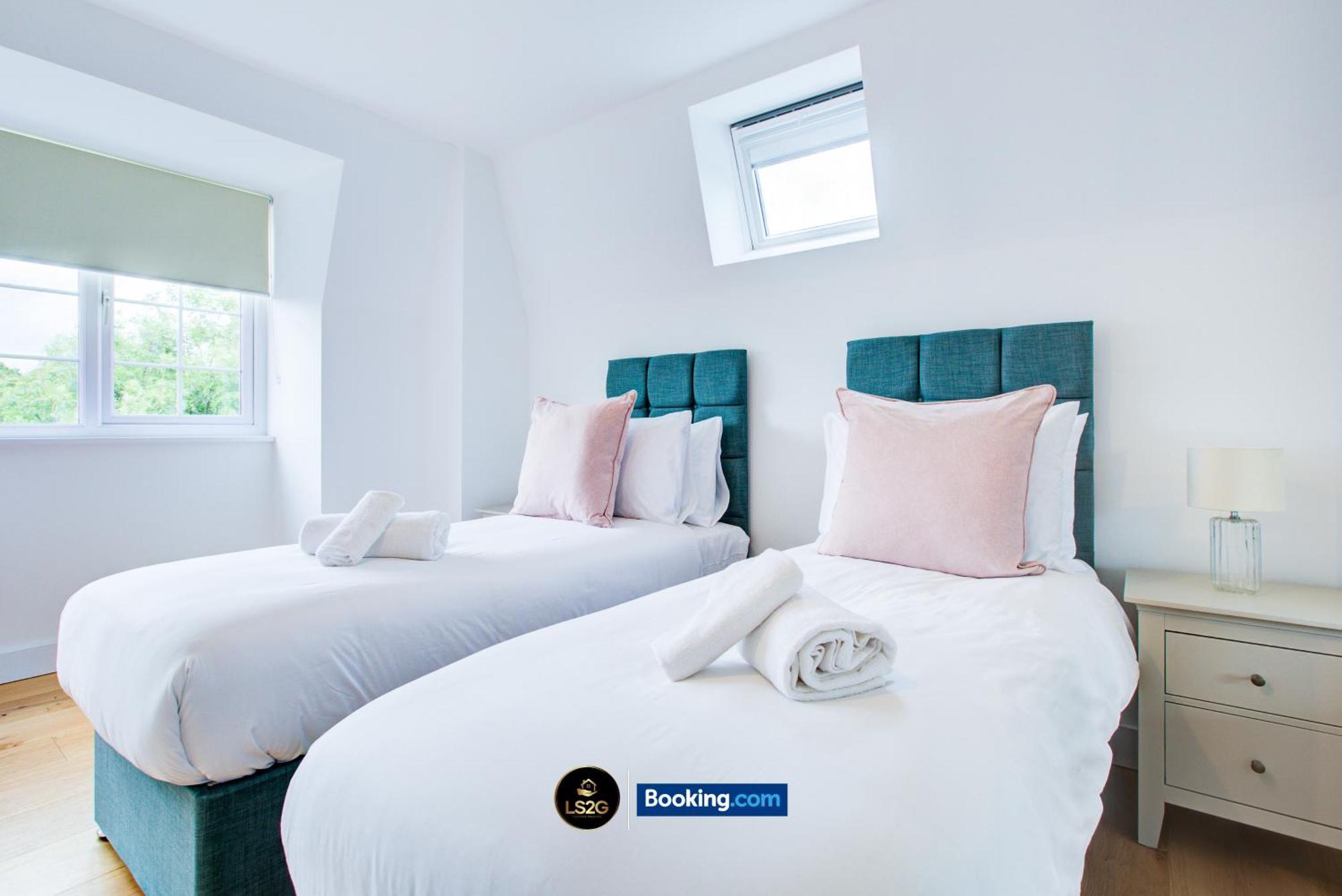 Stylish 2 Bedroom Flat By Ls2g Short Lets & Serviced Greater With Balcony And Easy Access Apartment *