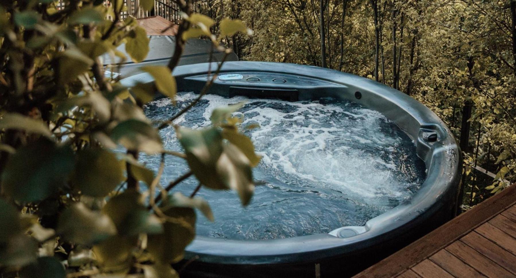 Luxury Retreat - Sleeps 7 - Hot Tub - Jacuzzi
