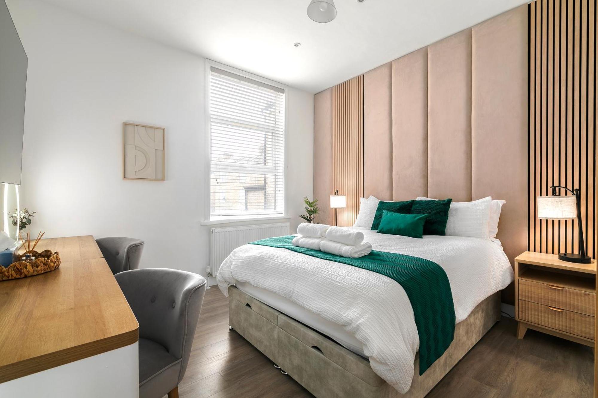 Apartment Stylish In Queens Park