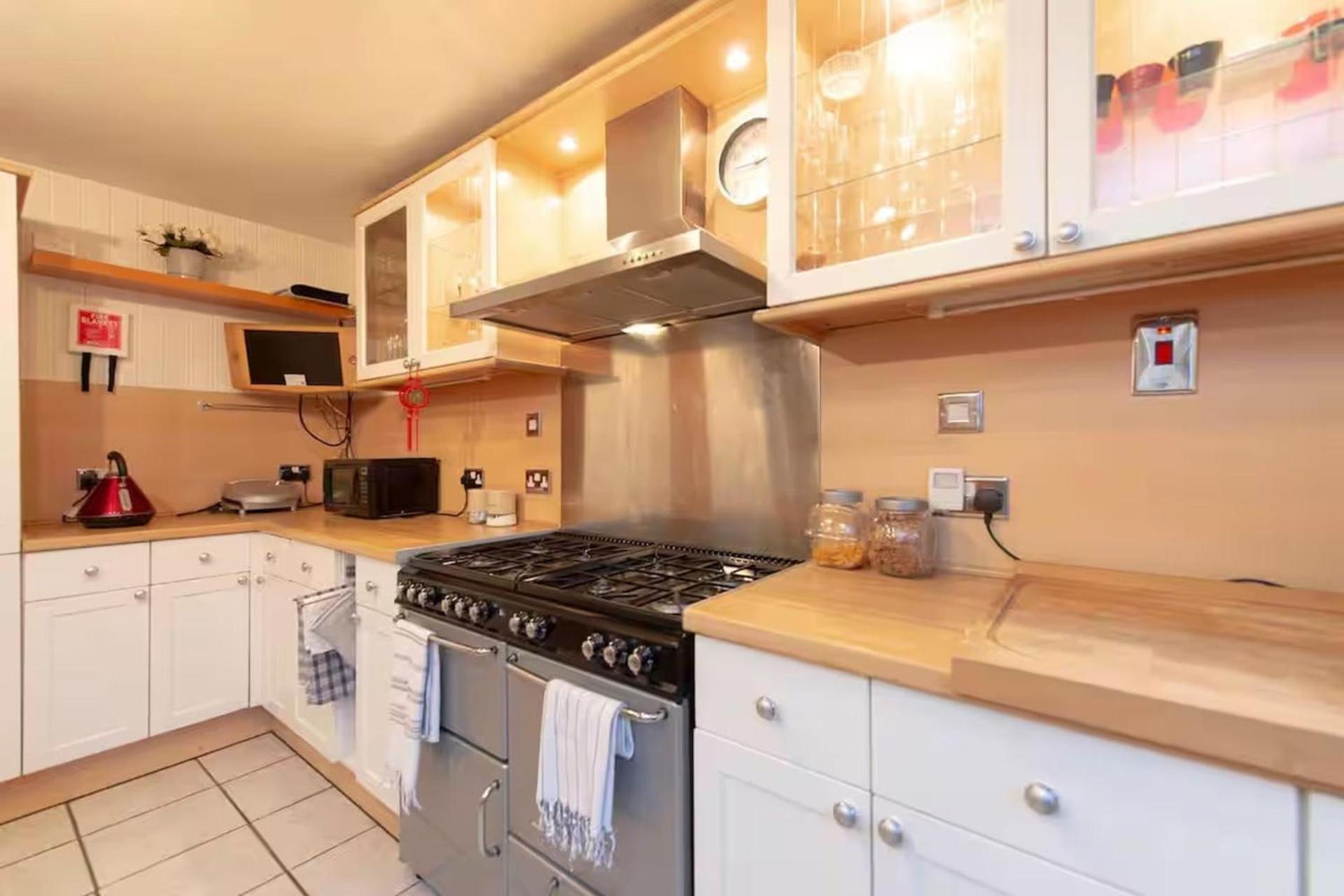3br-sleeps9-parking-familyfriendly-nearexcel Holiday home London