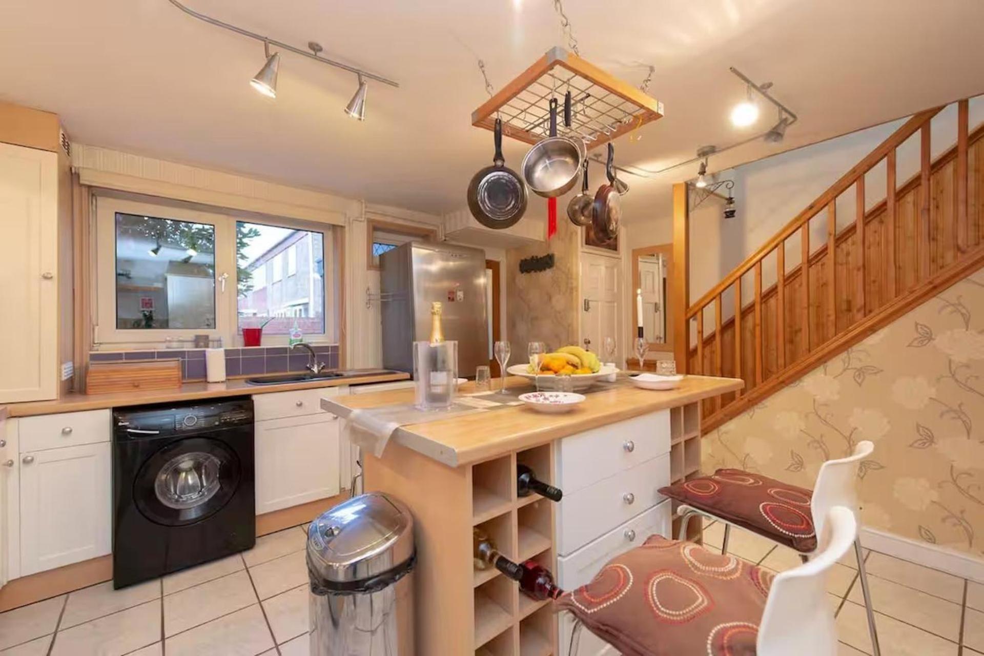 Holiday home 3br-sleeps9-parking-familyfriendly-nearexcel *