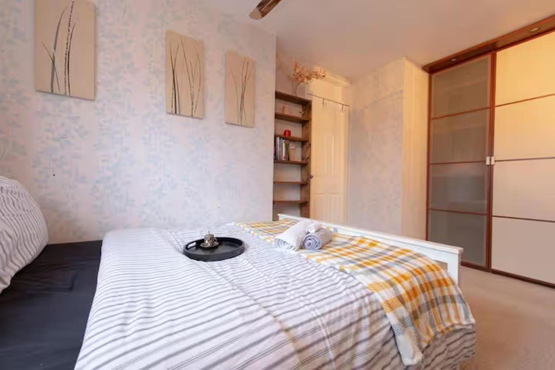 3br-sleeps9-parking-familyfriendly-nearexcel Holiday home London