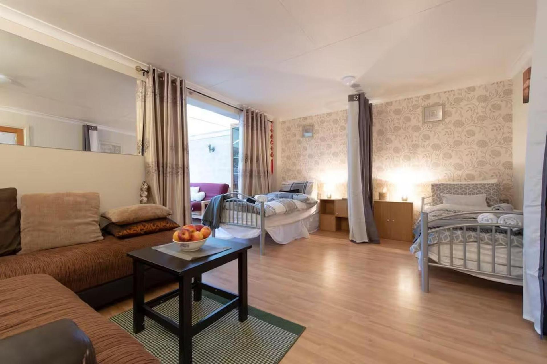 3br-sleeps9-parking-familyfriendly-nearexcel Holiday home *