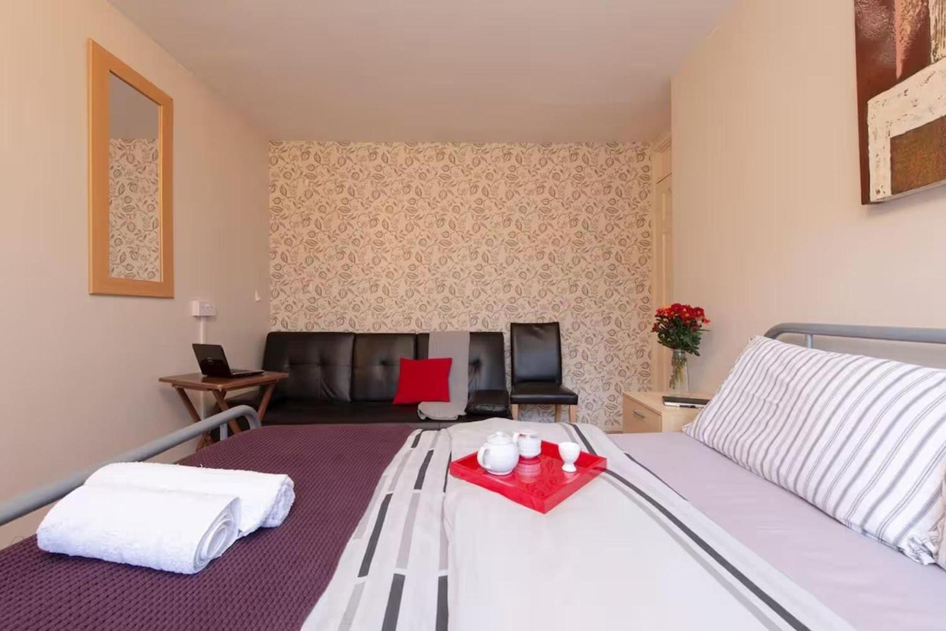 3br-sleeps9-parking-familyfriendly-nearexcel London