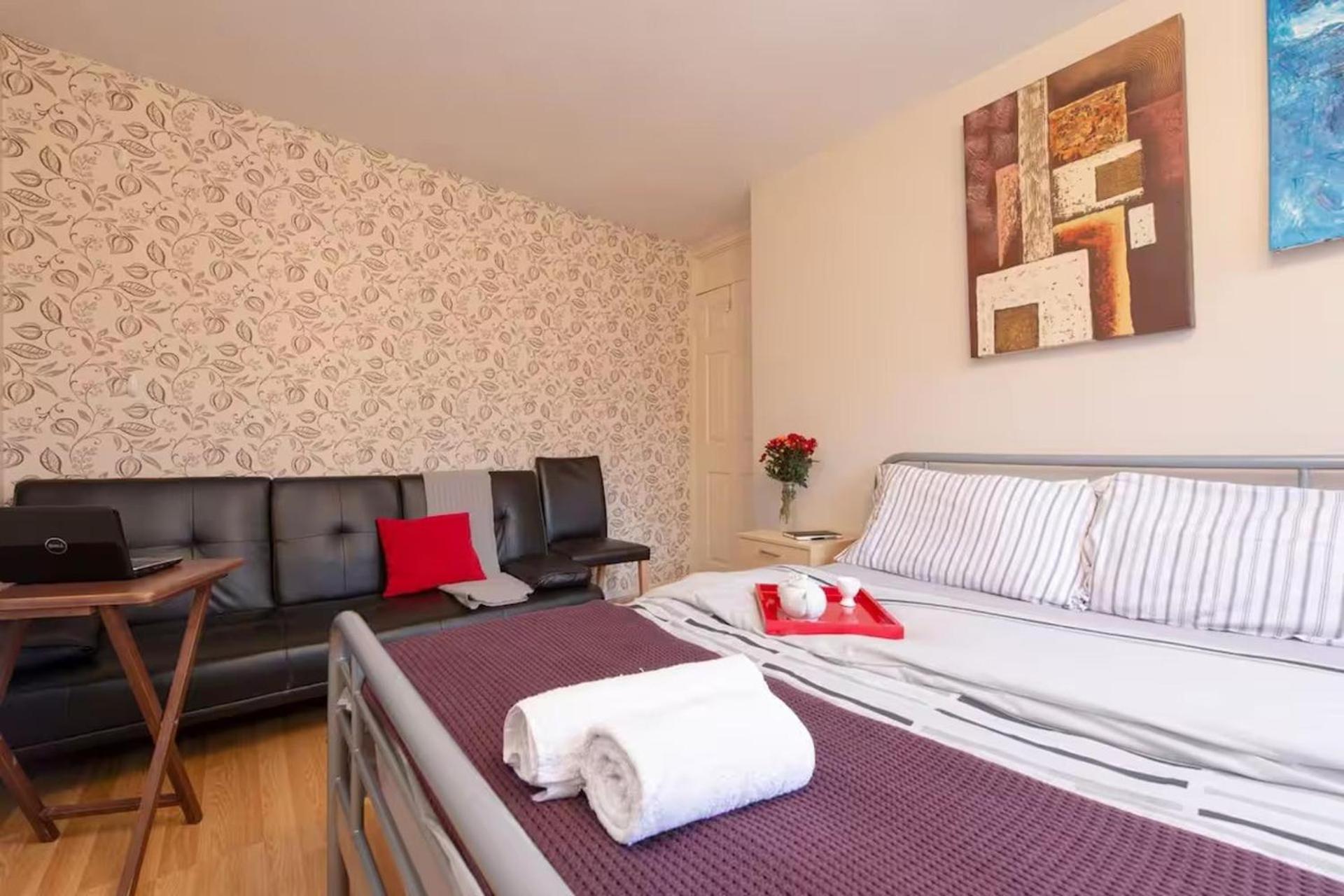 3br-sleeps9-parking-familyfriendly-nearexcel Holiday home *