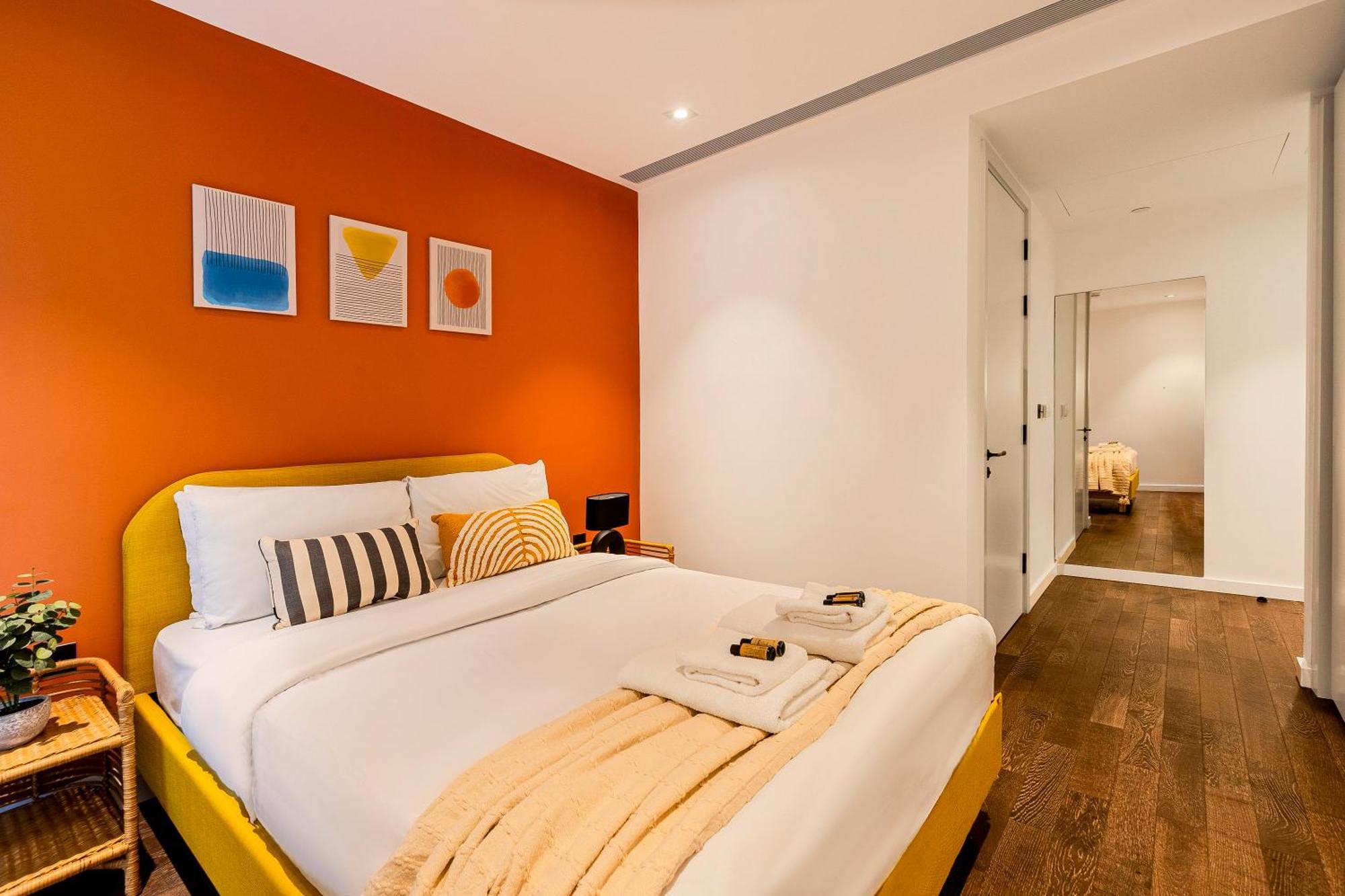 Radiant 2bdr With Balcony In Luxury Building * London