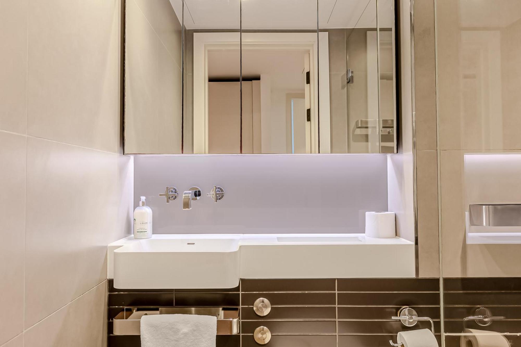 Radiant 2bdr With Balcony In Luxury Building Apartment