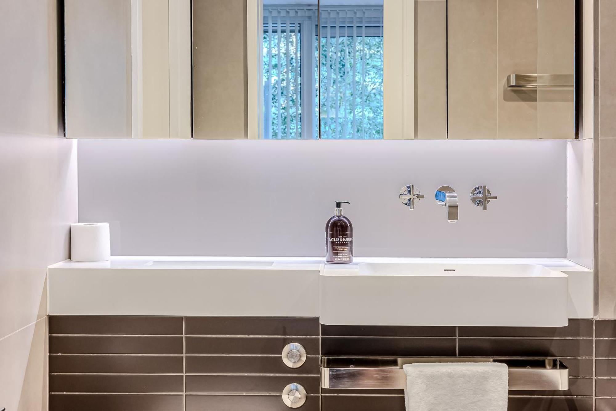 Radiant 2bdr With Balcony In Luxury Building Apartment *