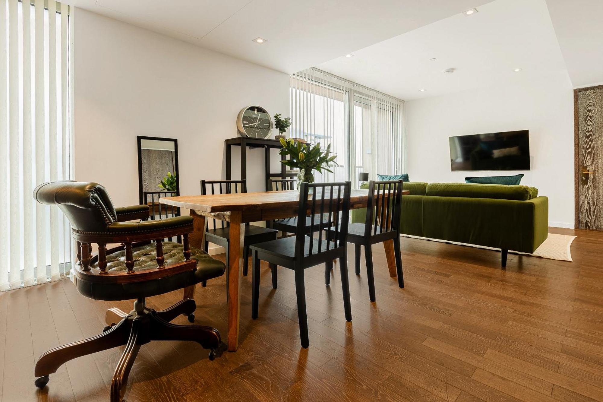Radiant 2bdr With Balcony In Luxury Building Apartment London