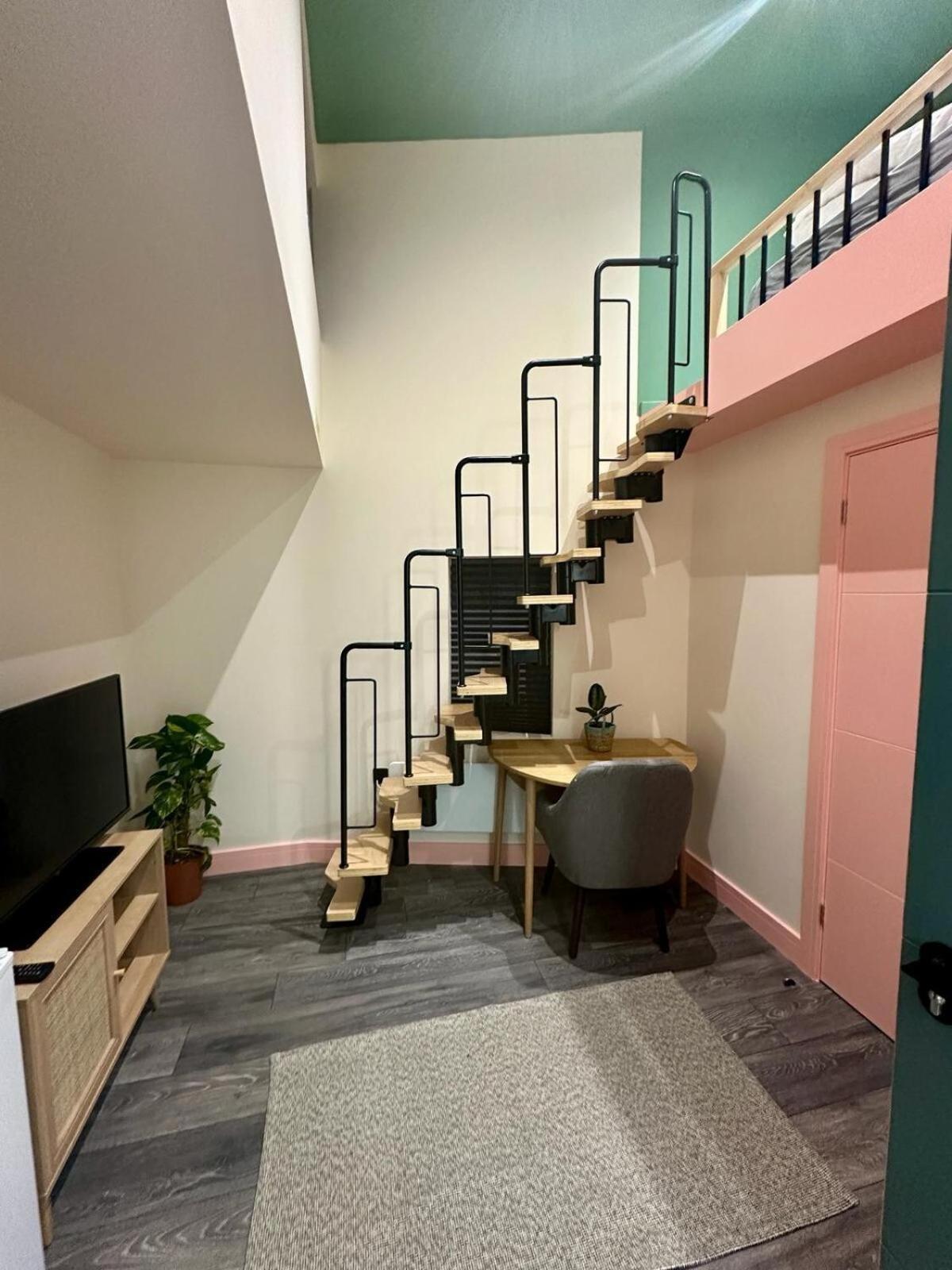 Apartment Stylish And Funky Retreat, Perfect For 2 Guests London