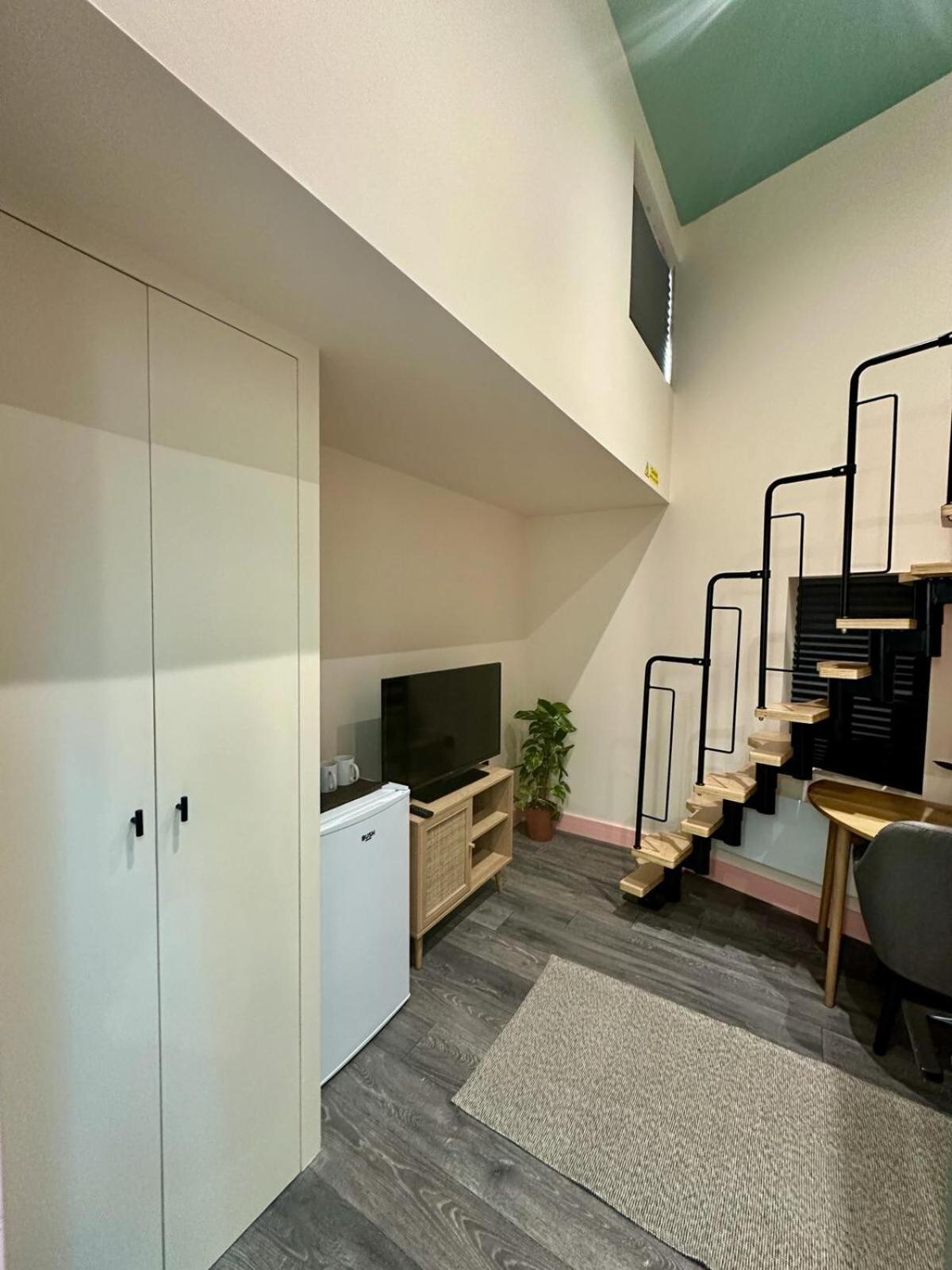 Apartment Stylish And Funky Retreat, Perfect For 2 Guests London