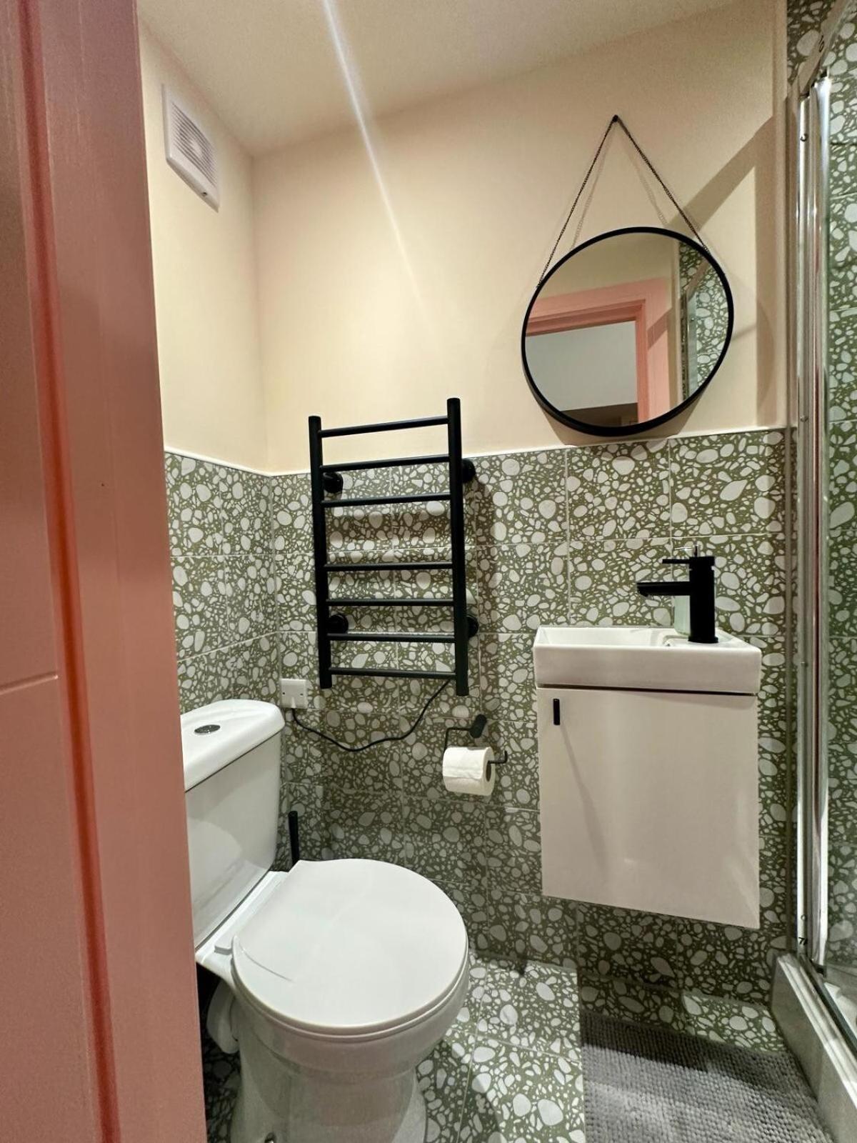 Apartment Stylish And Funky Retreat, Perfect For 2 Guests London