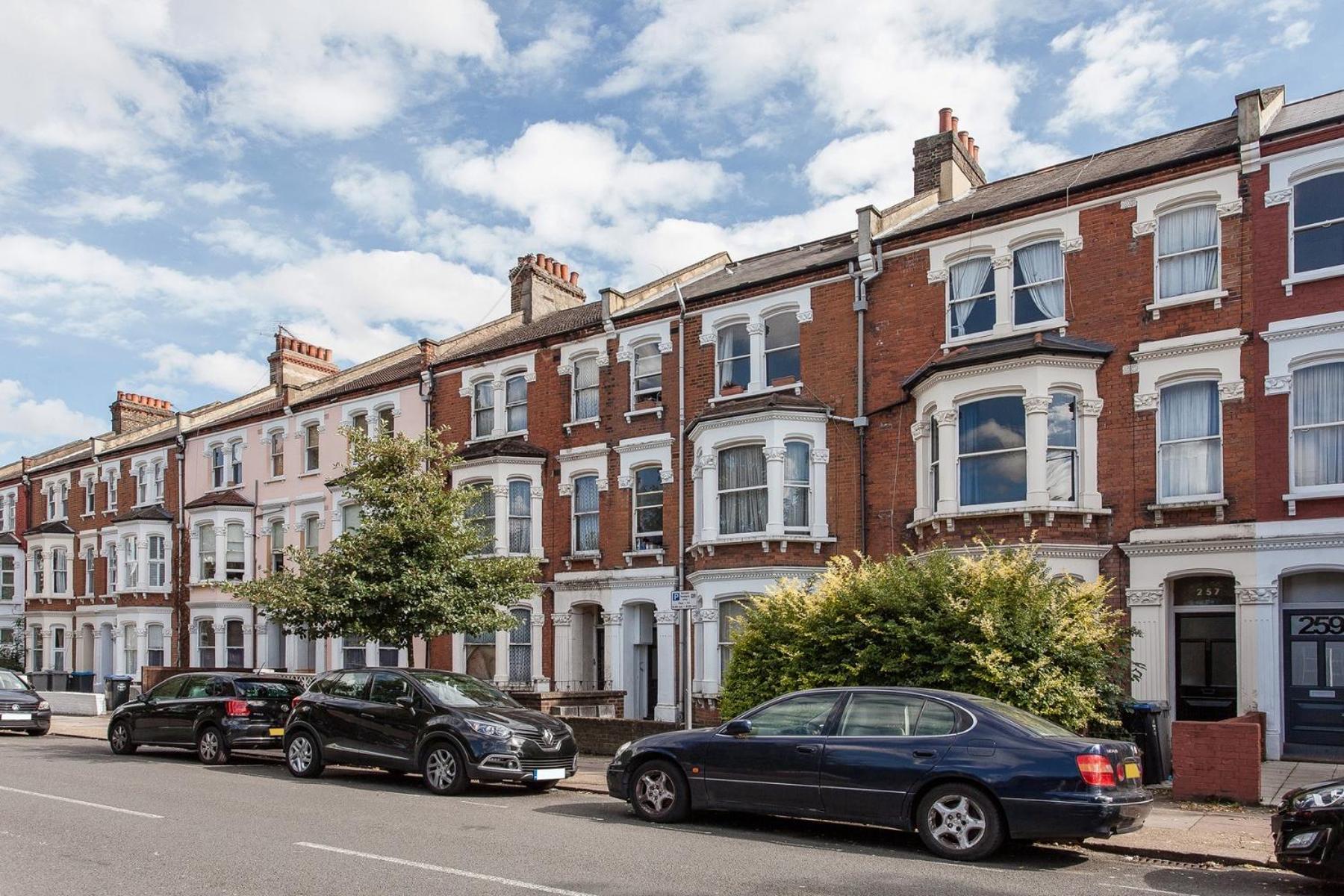 3 Bedroom Spacious And Bright Apartment London
