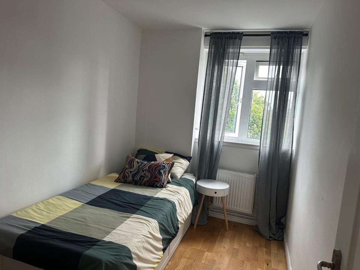 Simple And Tidy - Short Walk To Kennington & Oval Station London