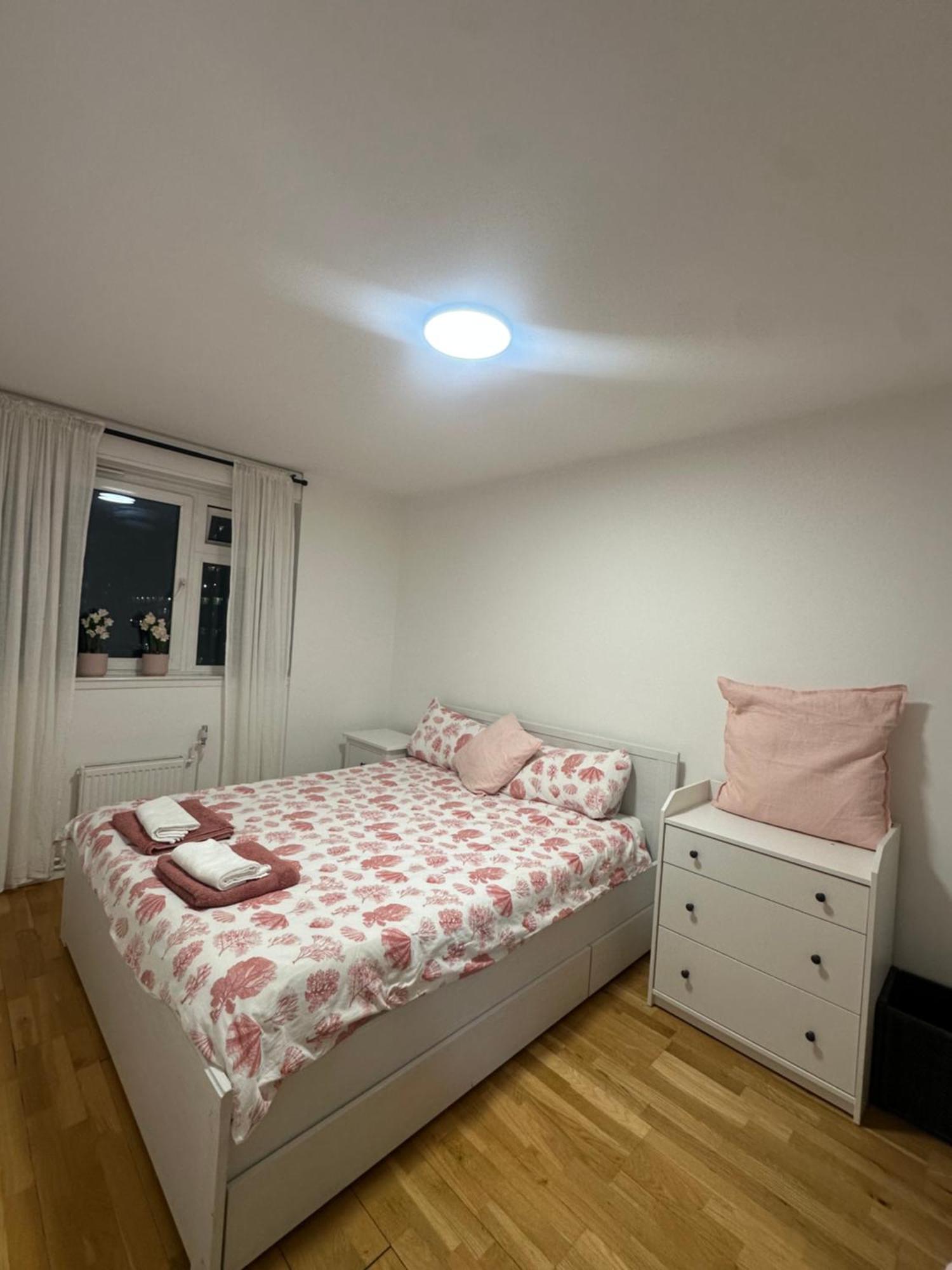 Simple And Tidy - Short Walk To Kennington & Oval Station Apartment *