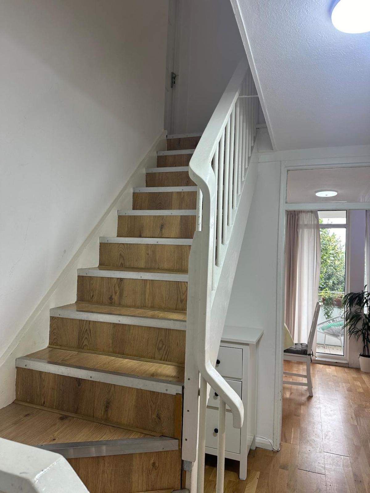 Simple And Tidy - Short Walk To Kennington & Oval Station London